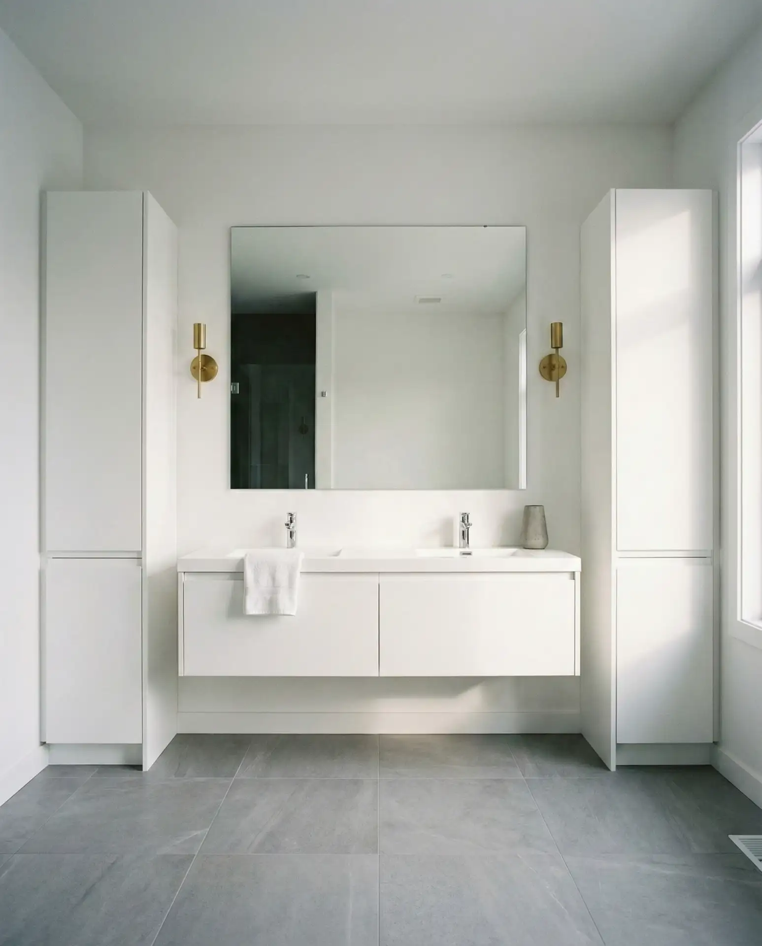 Bloxburg-Inspired Crisp Symmetry 1