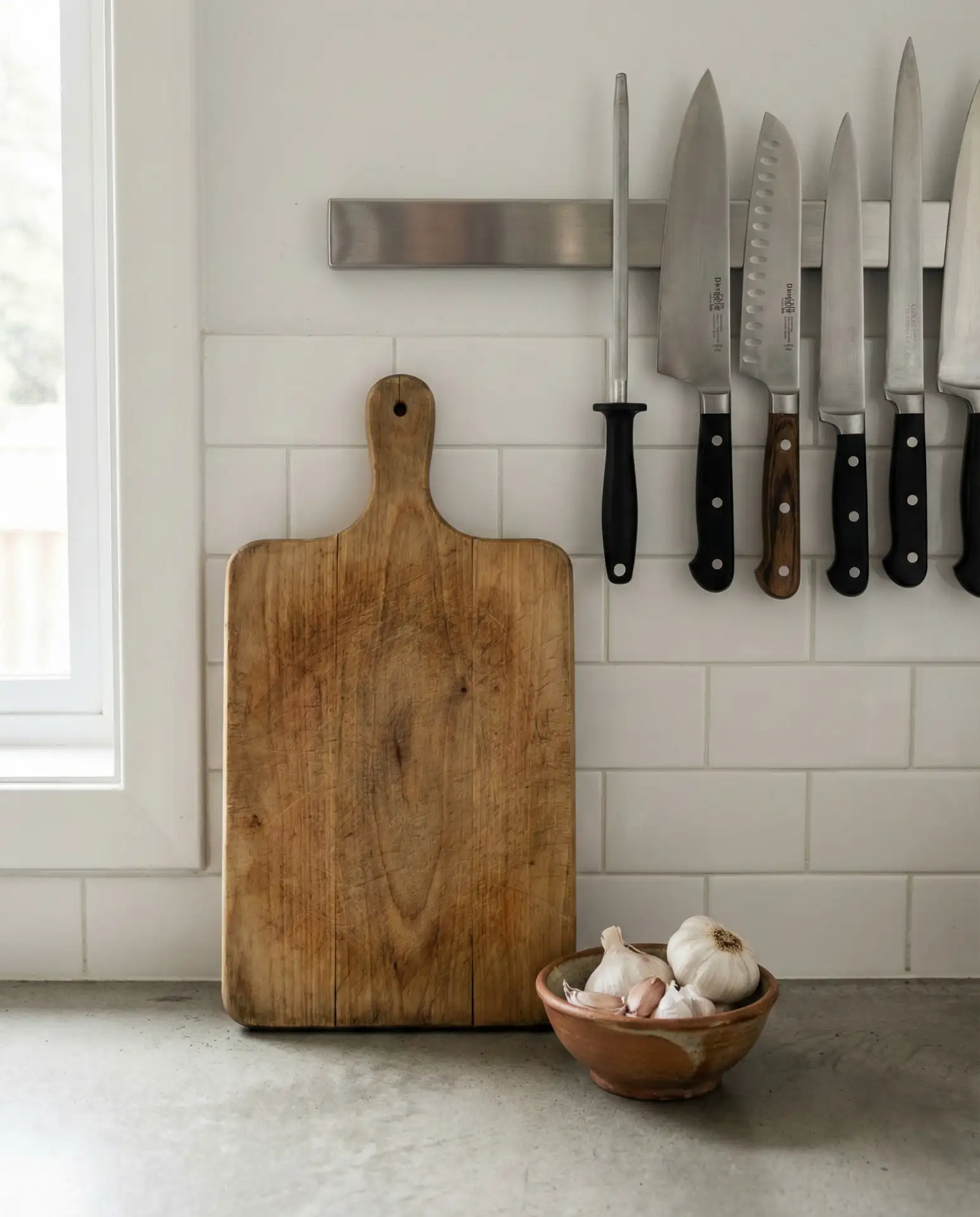 Functional Cutting Board and Knife Display 2