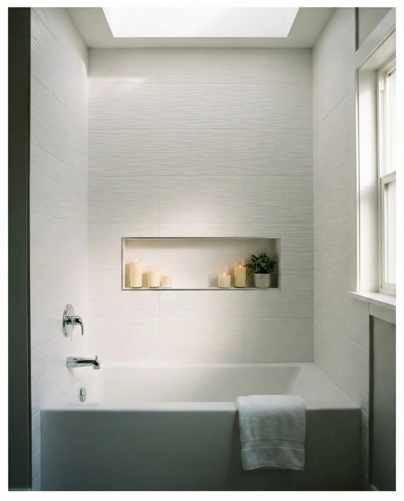 Shower Tub Surround with Textured Tiles 1