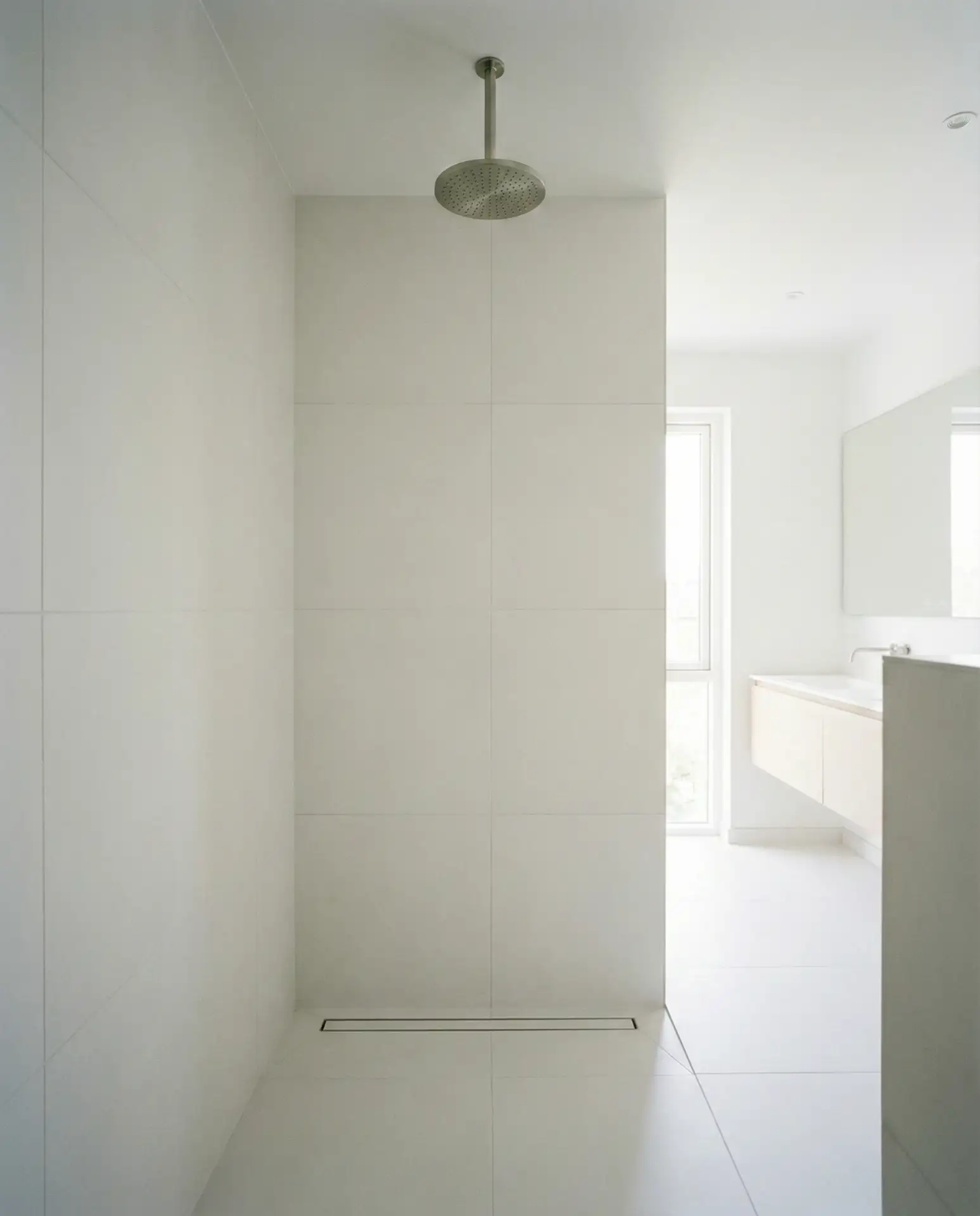 Doorless Large-Format White-Shower 1