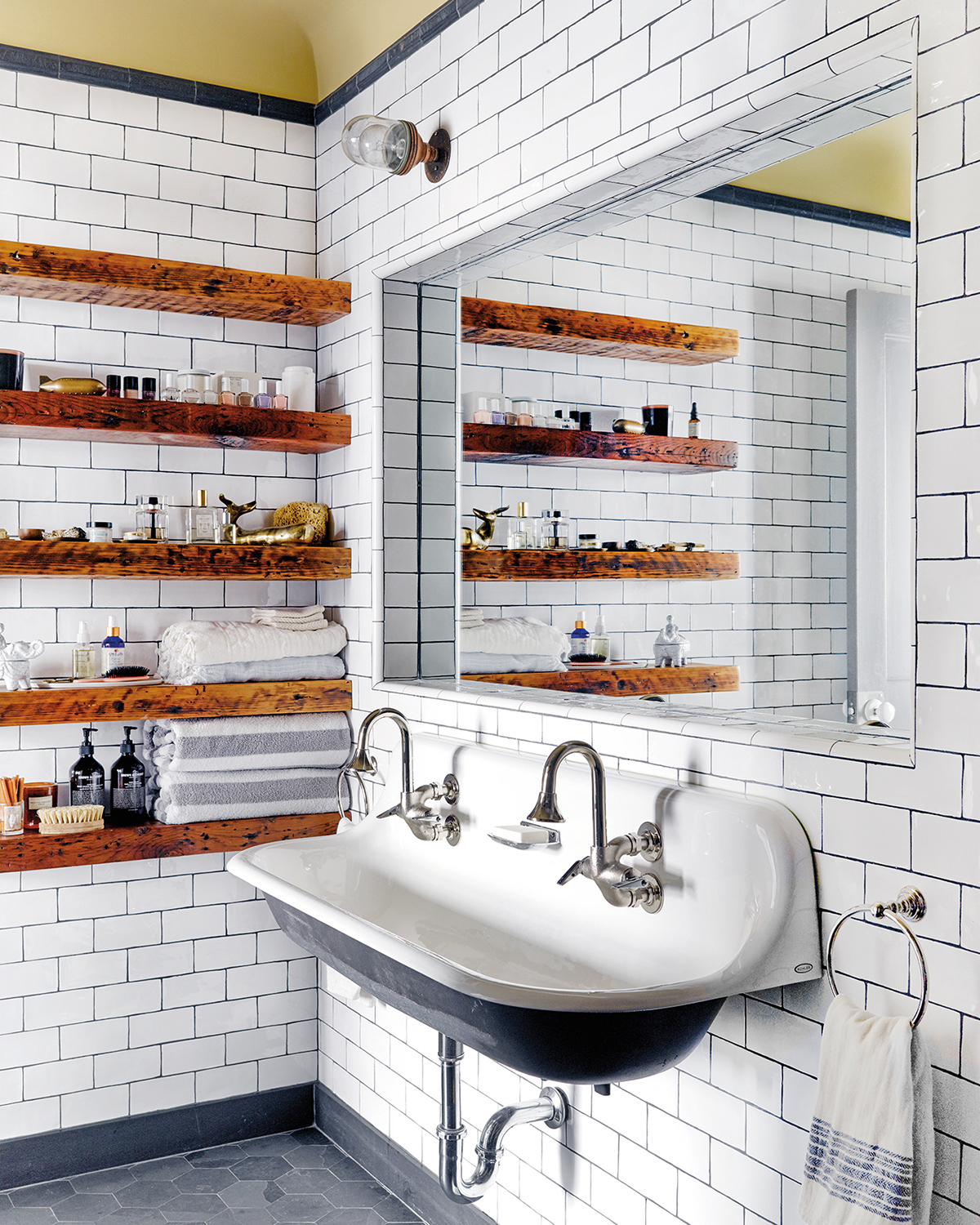 10 Modern Farmhouse Bathrooms That Exude Zen