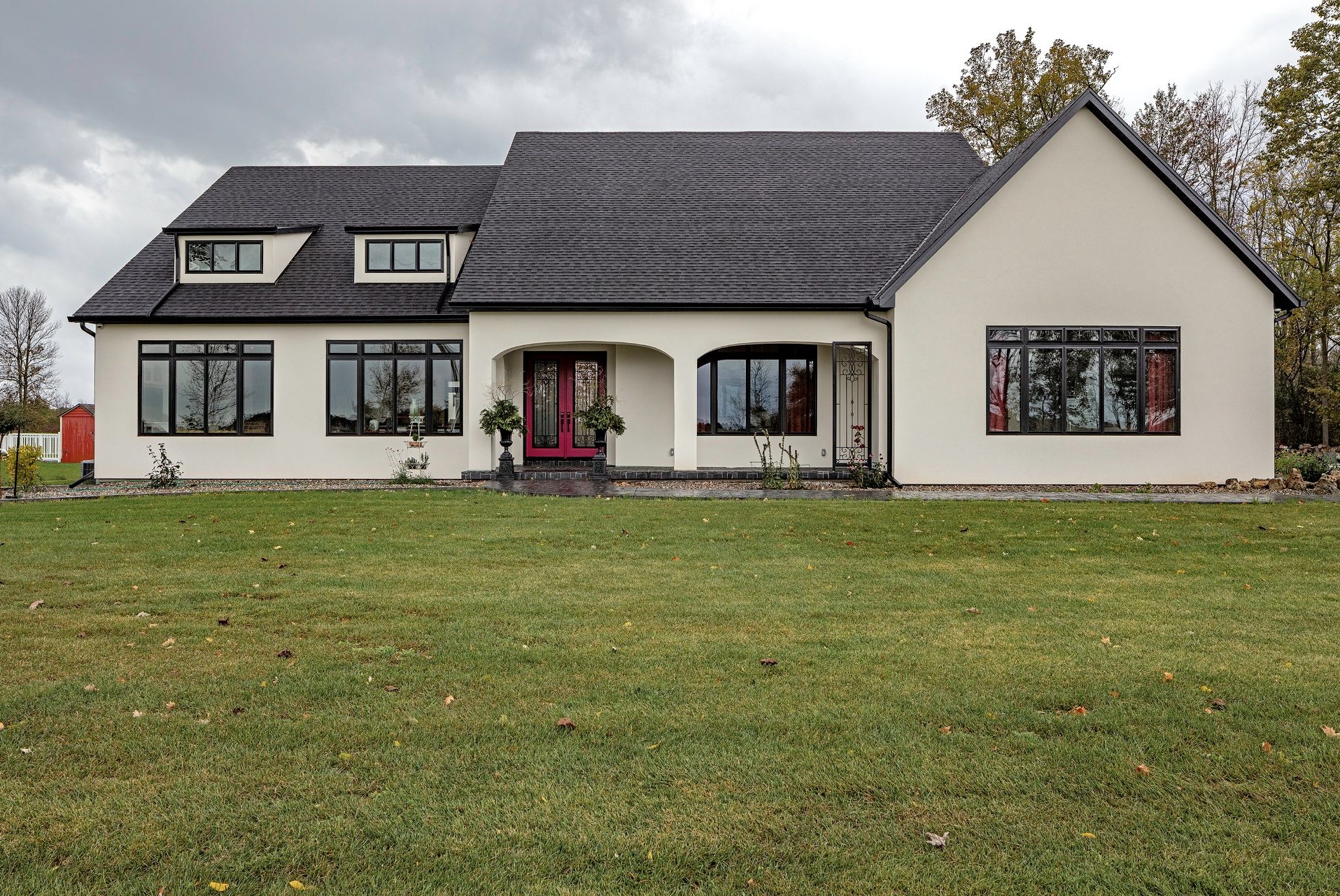 10 Stunning White House with Black Trim Ideas!