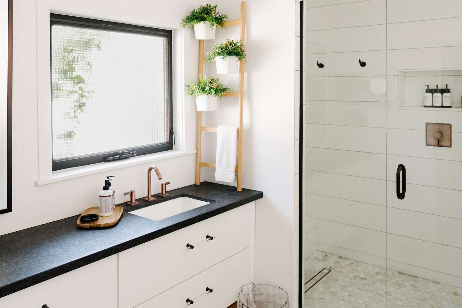 32 Modern Farmhouse Bathroom Ideas That Are Timeless