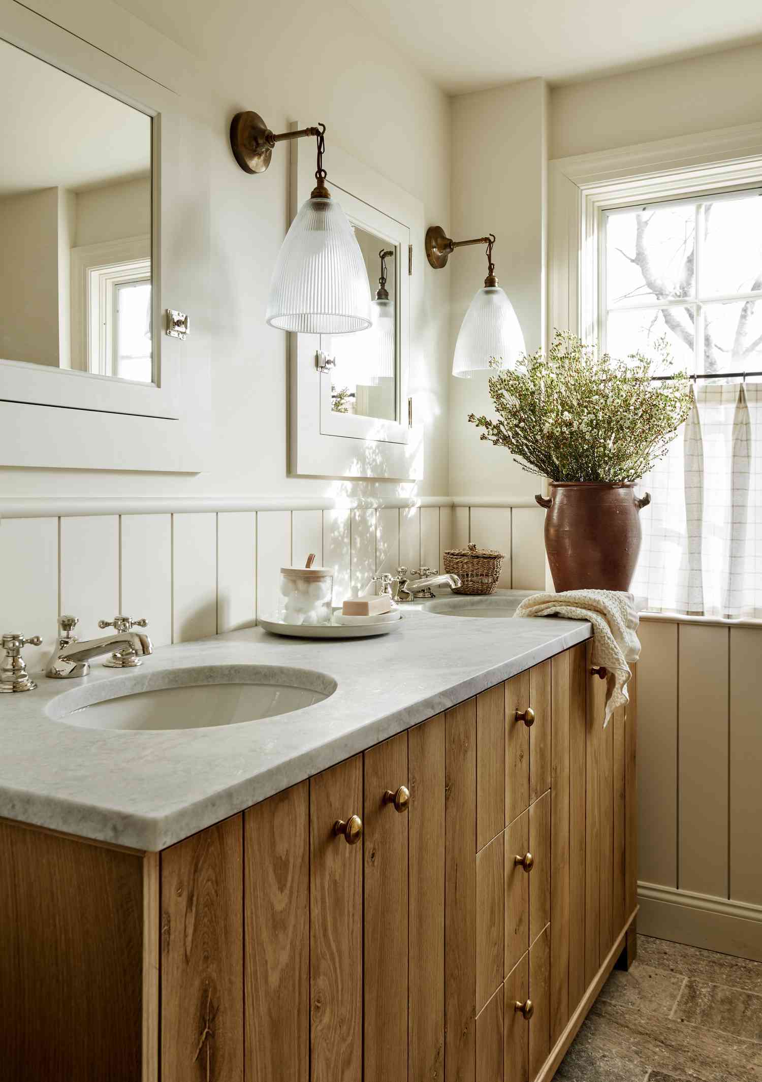 32 Modern Farmhouse Bathroom Ideas That Are Timeless