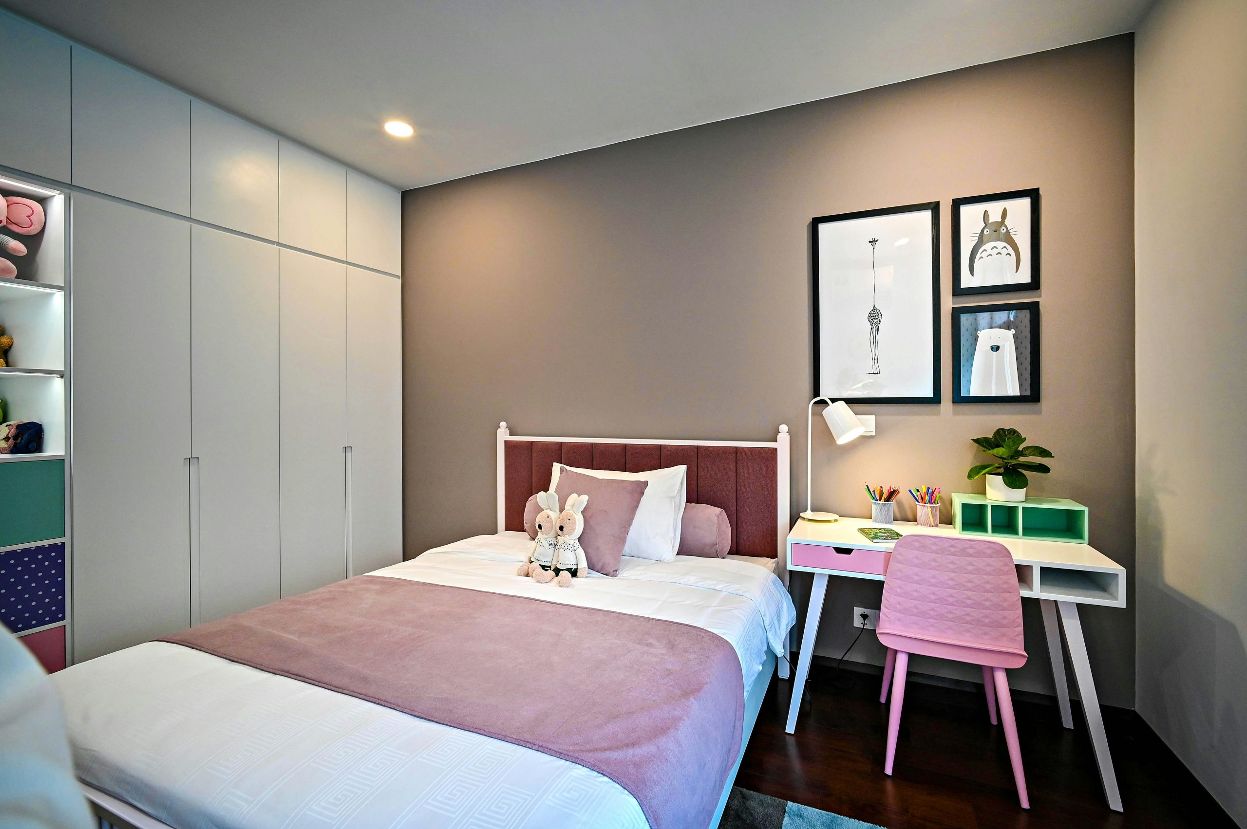 Chic kids' bedroom featuring a comfy bed, study desk, and playful decor in a modern design.
