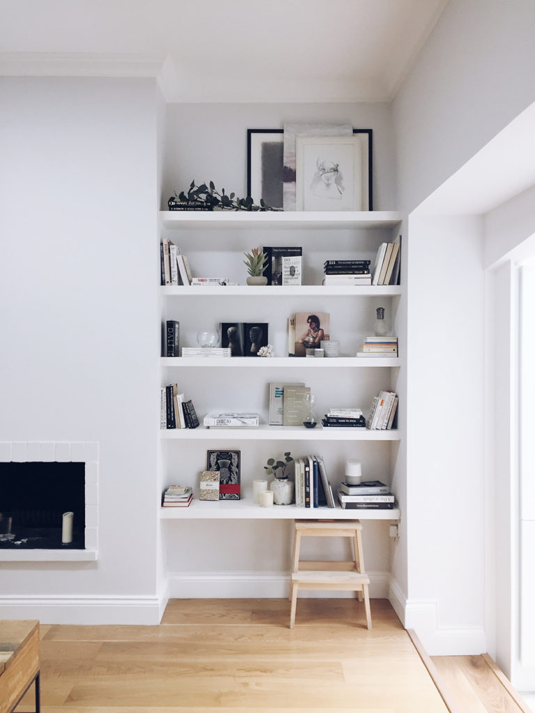How to decorate your shelves: the minimal style -