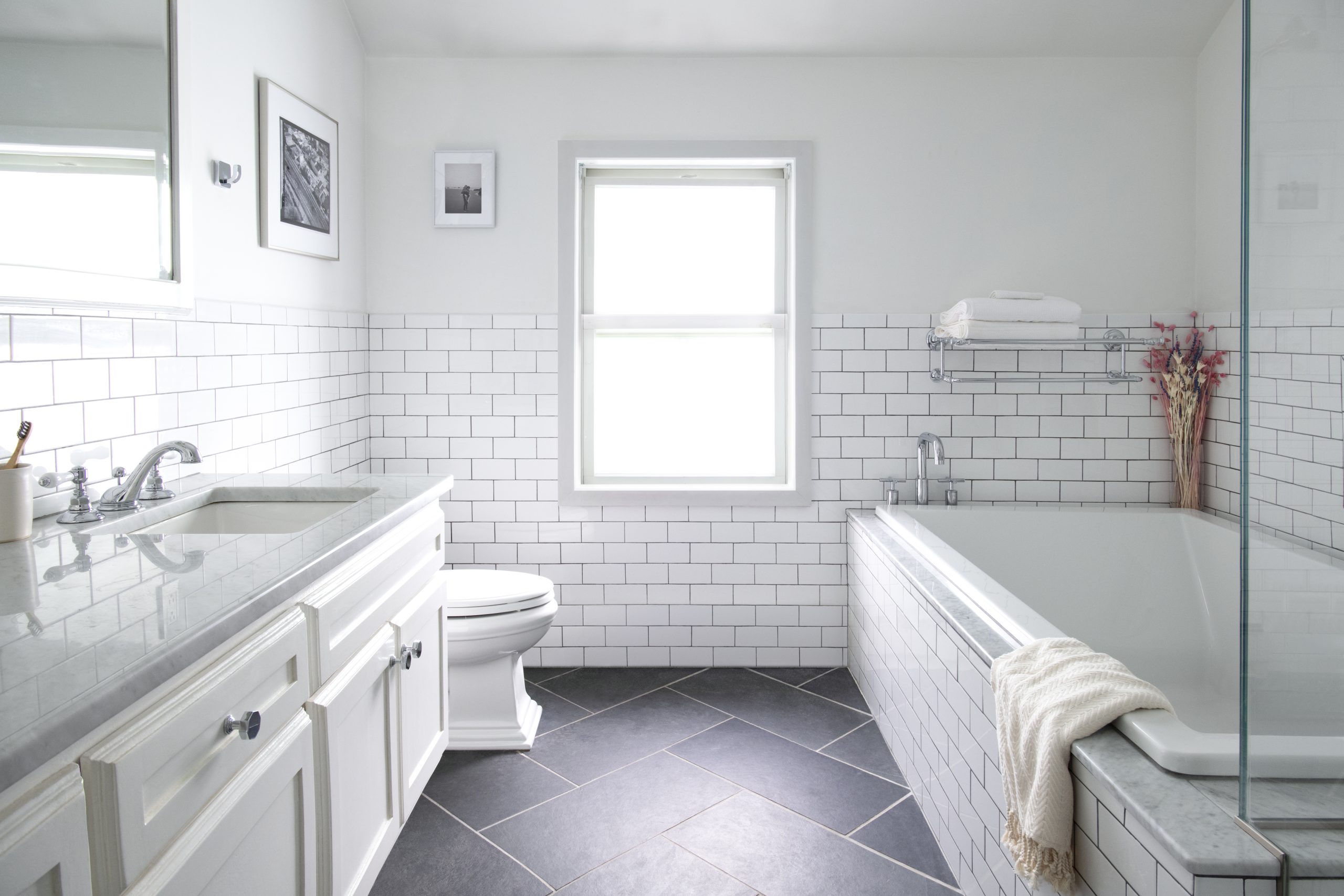 How to Design a Modern Farmhouse Bathroom – Clearing Farm