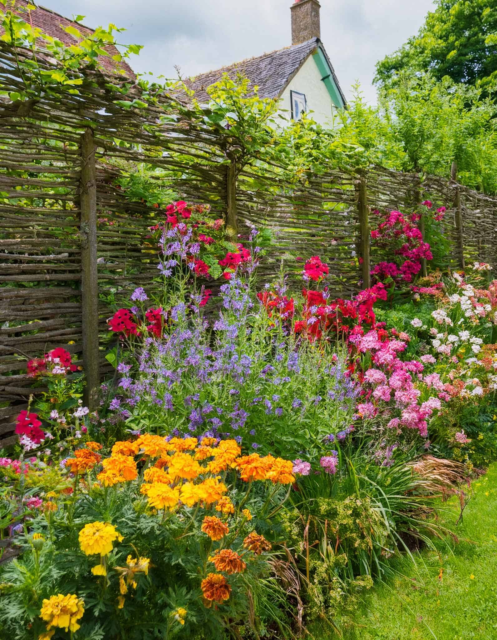 11 Privacy Fence Ideas for Cottage Garden Designs | Bigger Garden