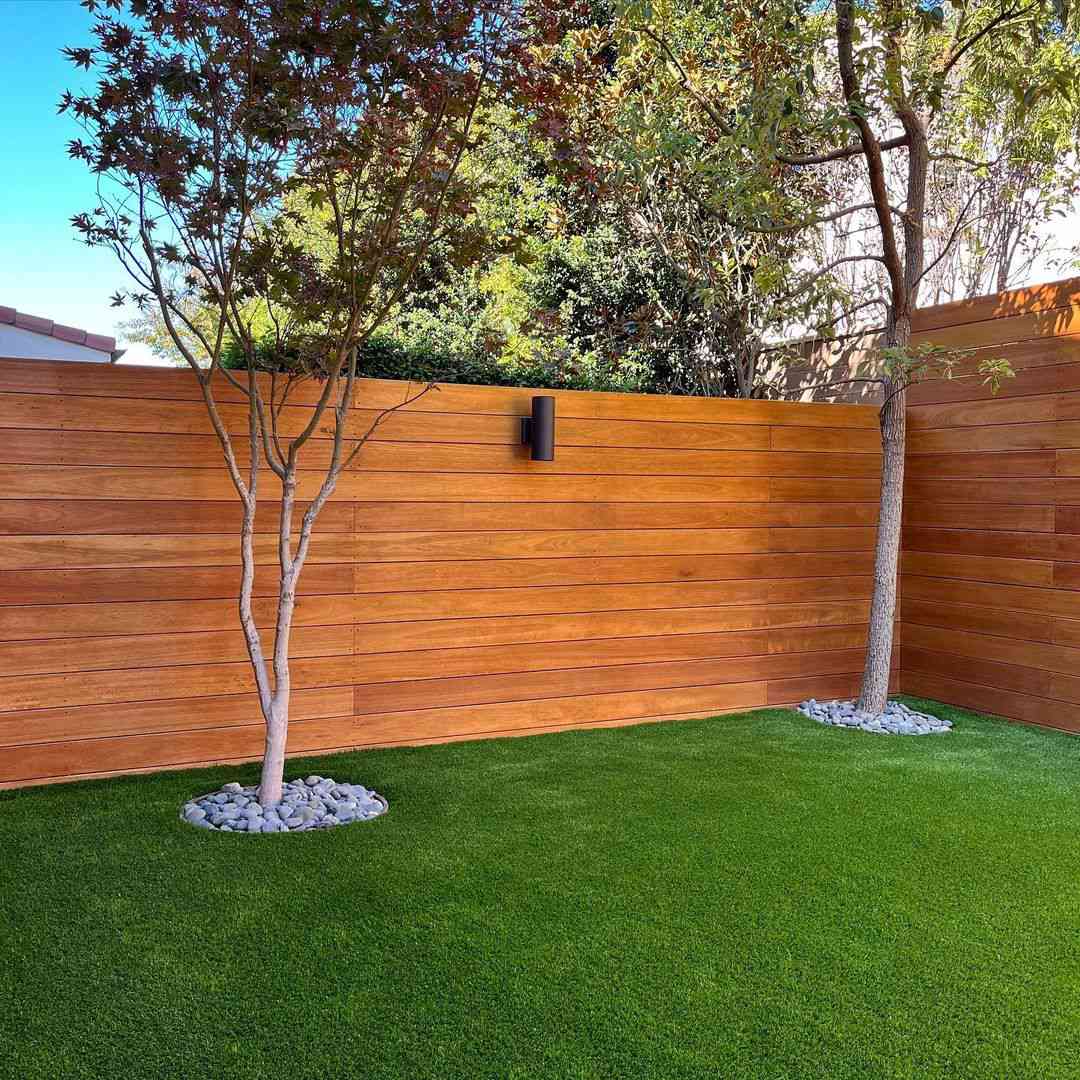 17 Horizontal Fence Ideas We Love for a Private Yard