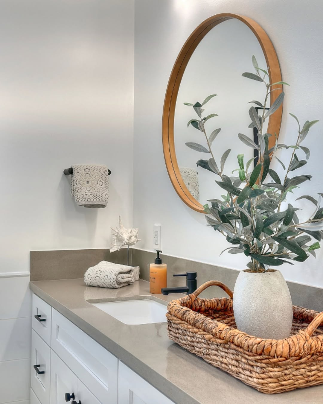 26 Bathroom Counter Decor Ideas That Look Like You Hired a Stylist
