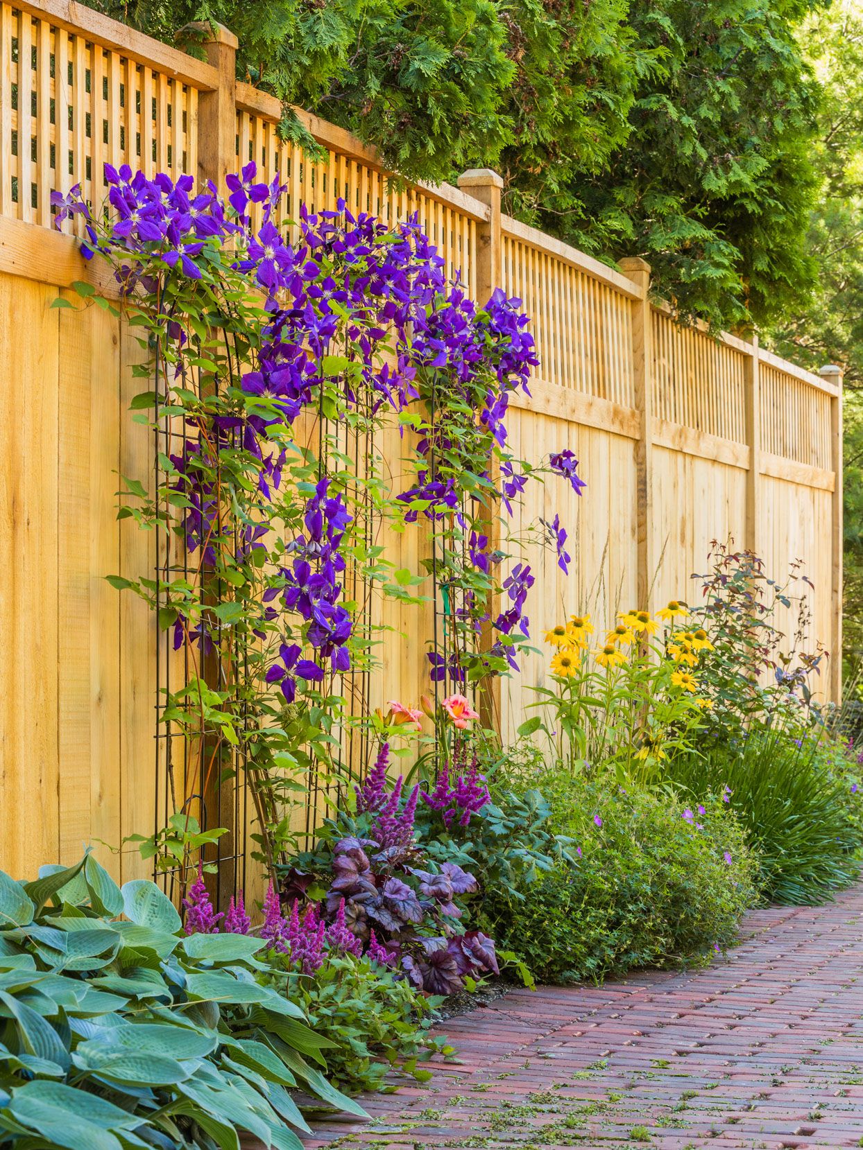 7 Fence Decor Ideas for DIY Updates in Your Yard