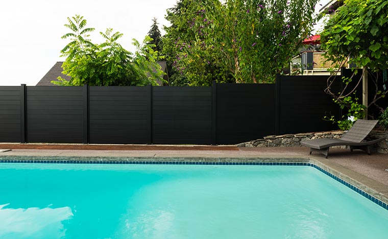 Modern aluminum fencing in Los Angeles | SLEEKFENCE™