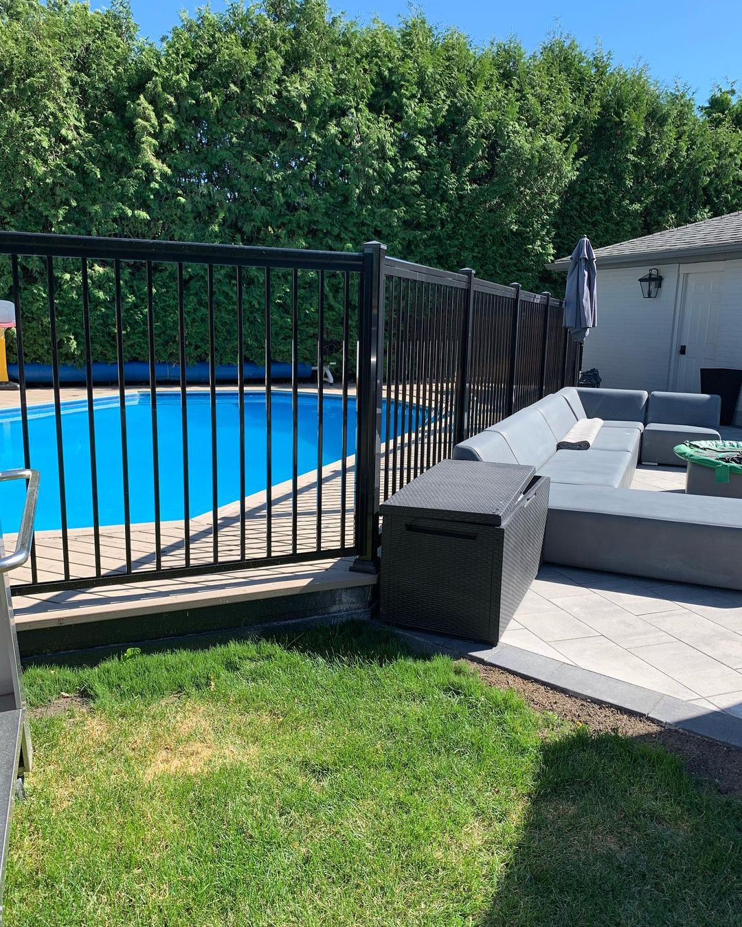 Secure Pool Fencing: Aluminum & Glass Options - Parallel Railings