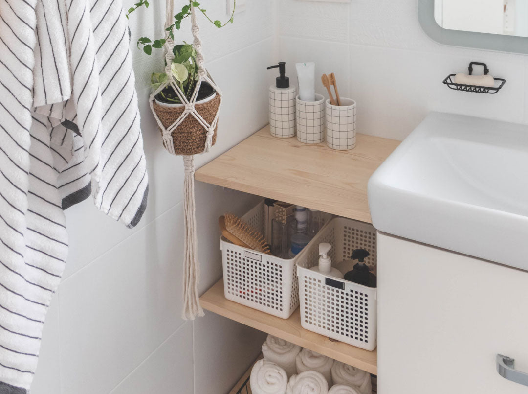 Small Bathroom Organization Ideas That Transform Tiny Spaces – HeySunday