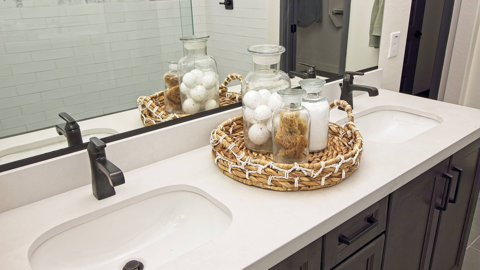 What's the Easiest Way to Organize Your Bathroom Countertop?