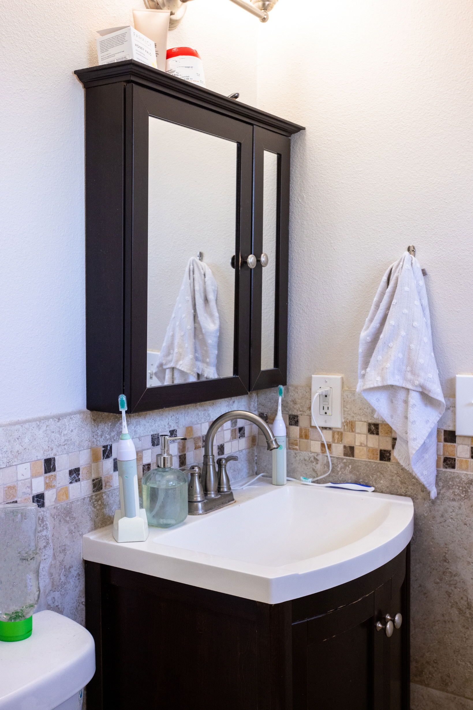 10 Best Half Bathroom Vanity Ideas for Small Bathrooms - LX Hausys