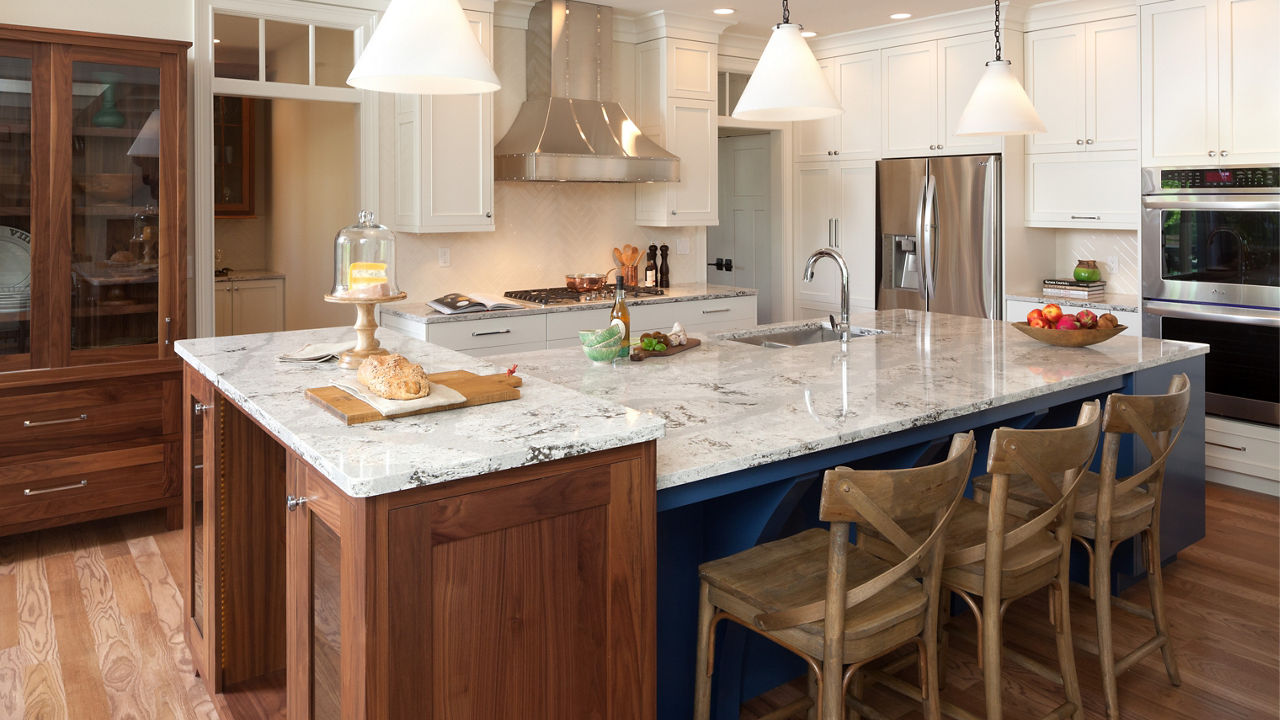 14 Traditional White and Warm Kitchens to Inspire Your Next Design