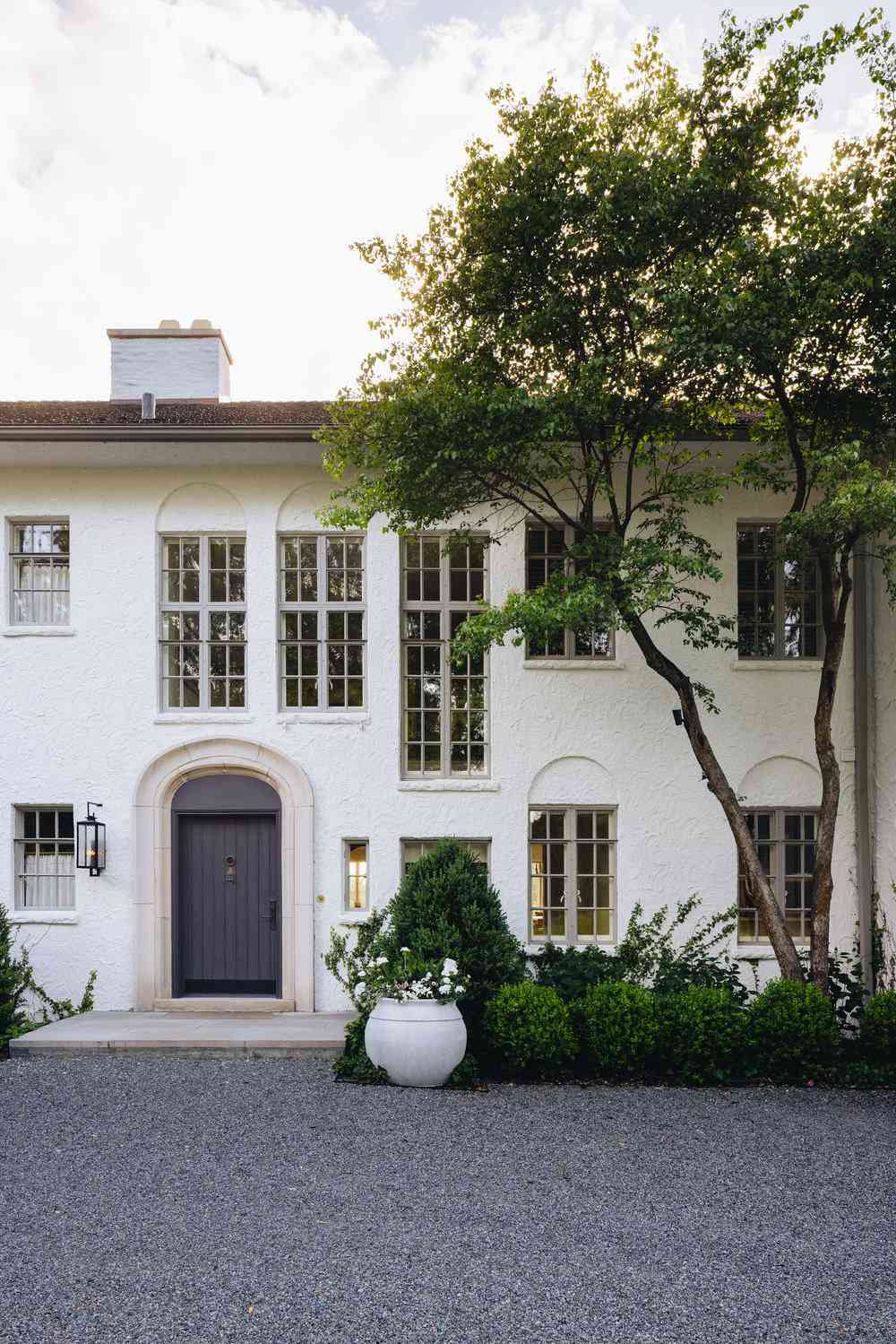 24 Classic White Houses With Black Trim Ideas You Have to Try
