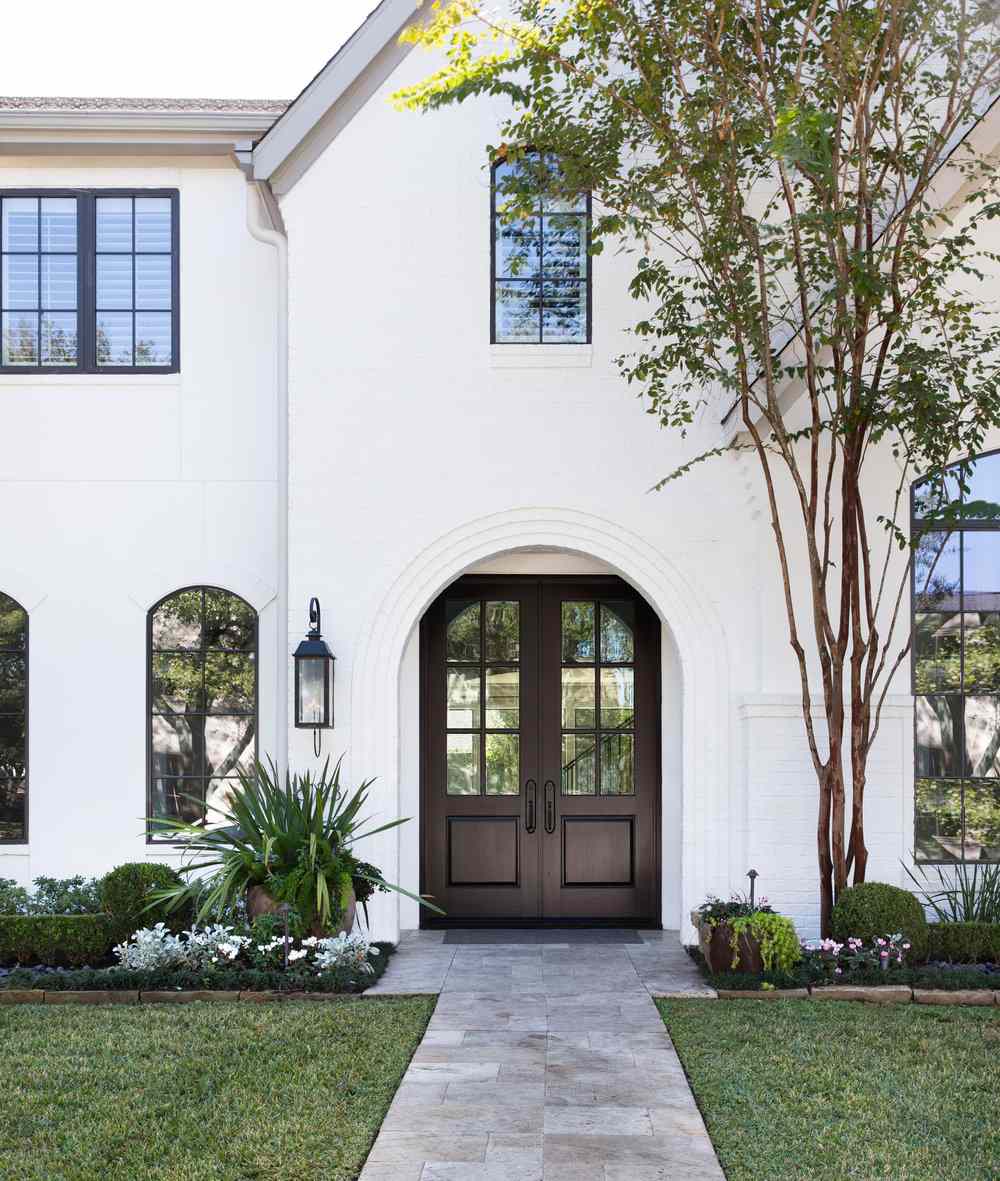 24 Classic White Houses With Black Trim Ideas You Have to Try