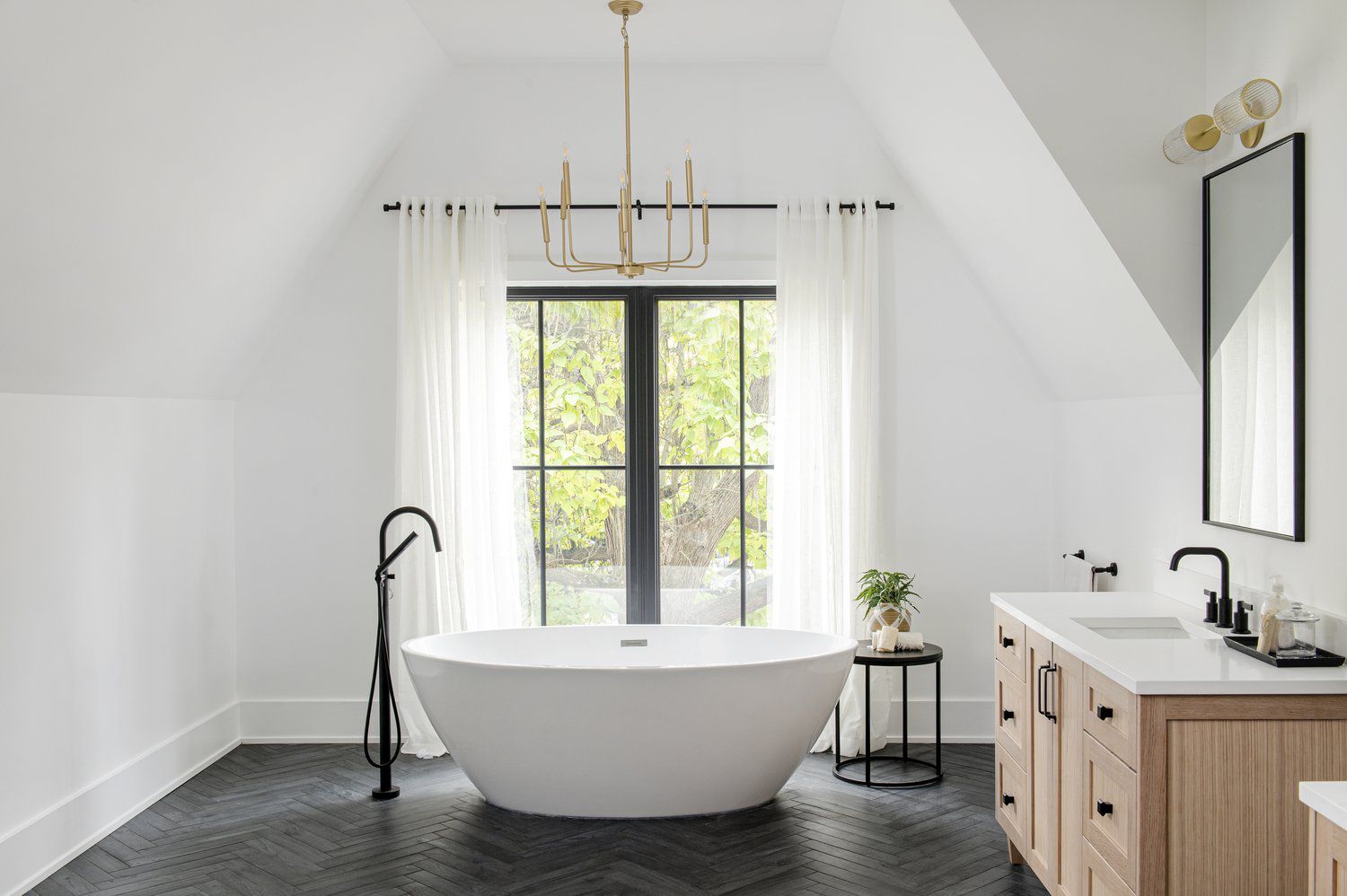 26 Black Floor Bathrooms That Are Sleek and Timeless