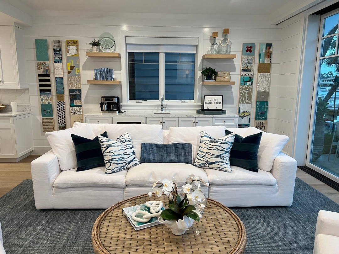 27 Coastal Living Room Ideas Borrowed From Modern Homes With Soft, Clean Coastal Vibes