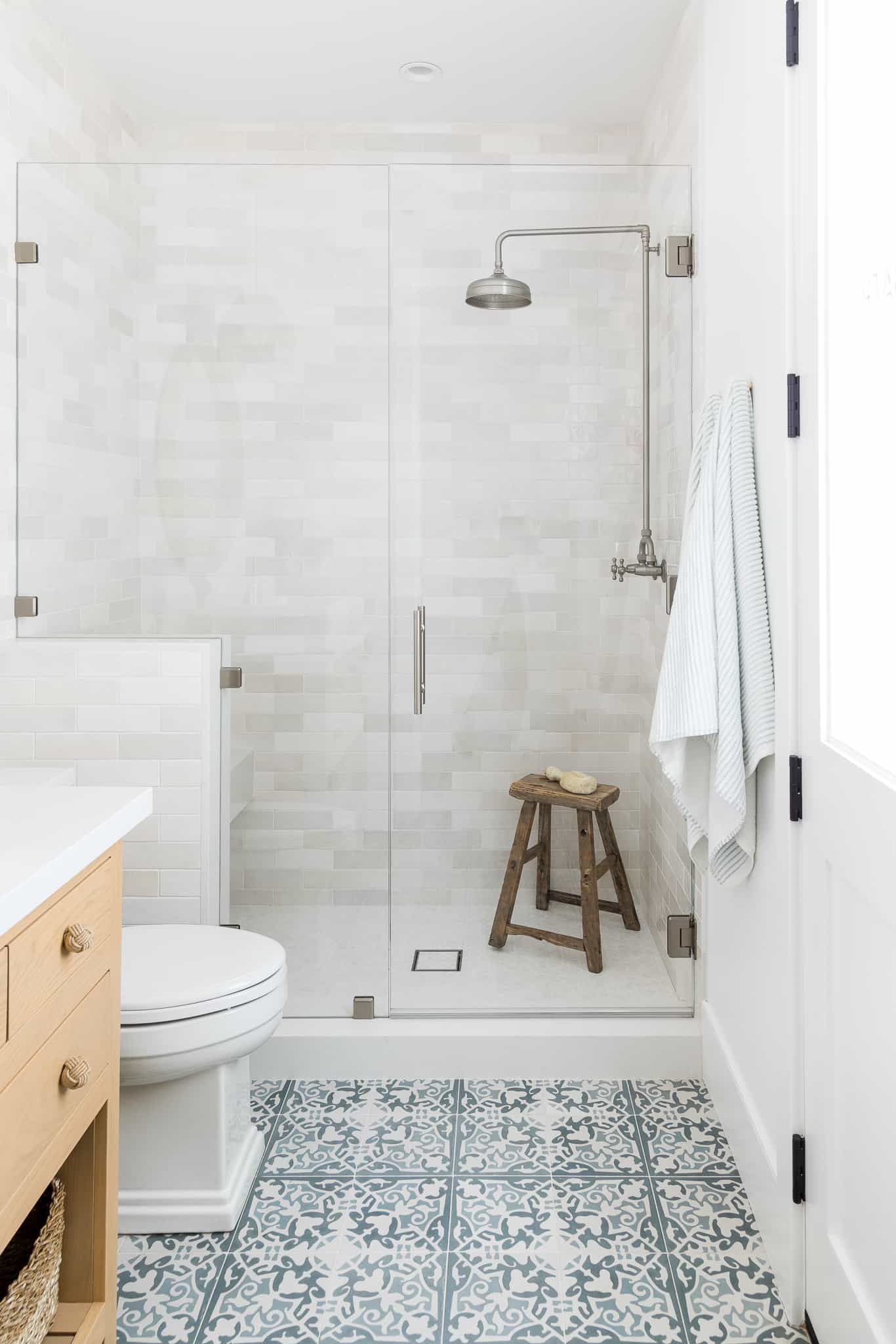 32 Coastal Bathroom Ideas Anyone Can Pull Off