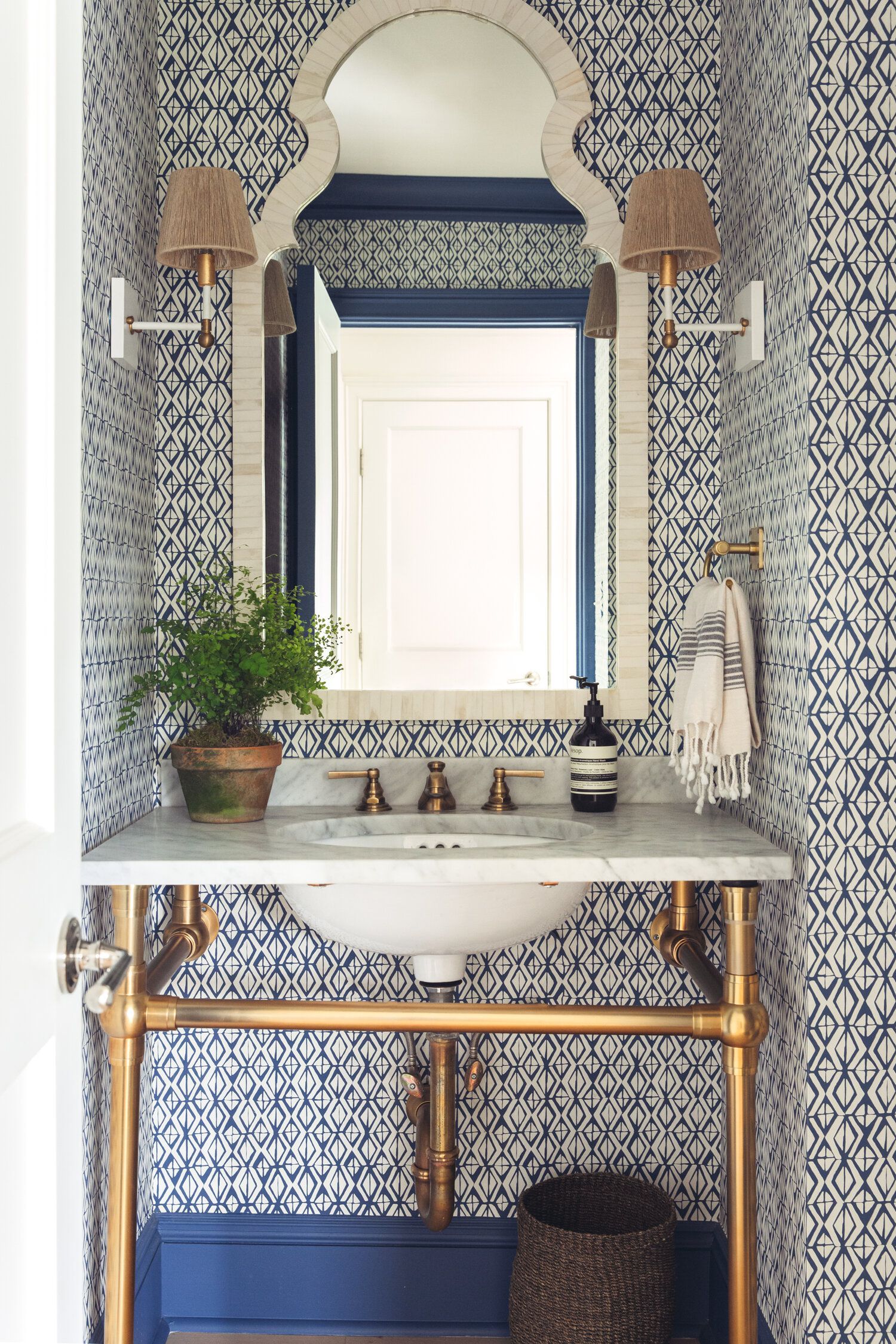 32 Coastal Bathroom Ideas Anyone Can Pull Off