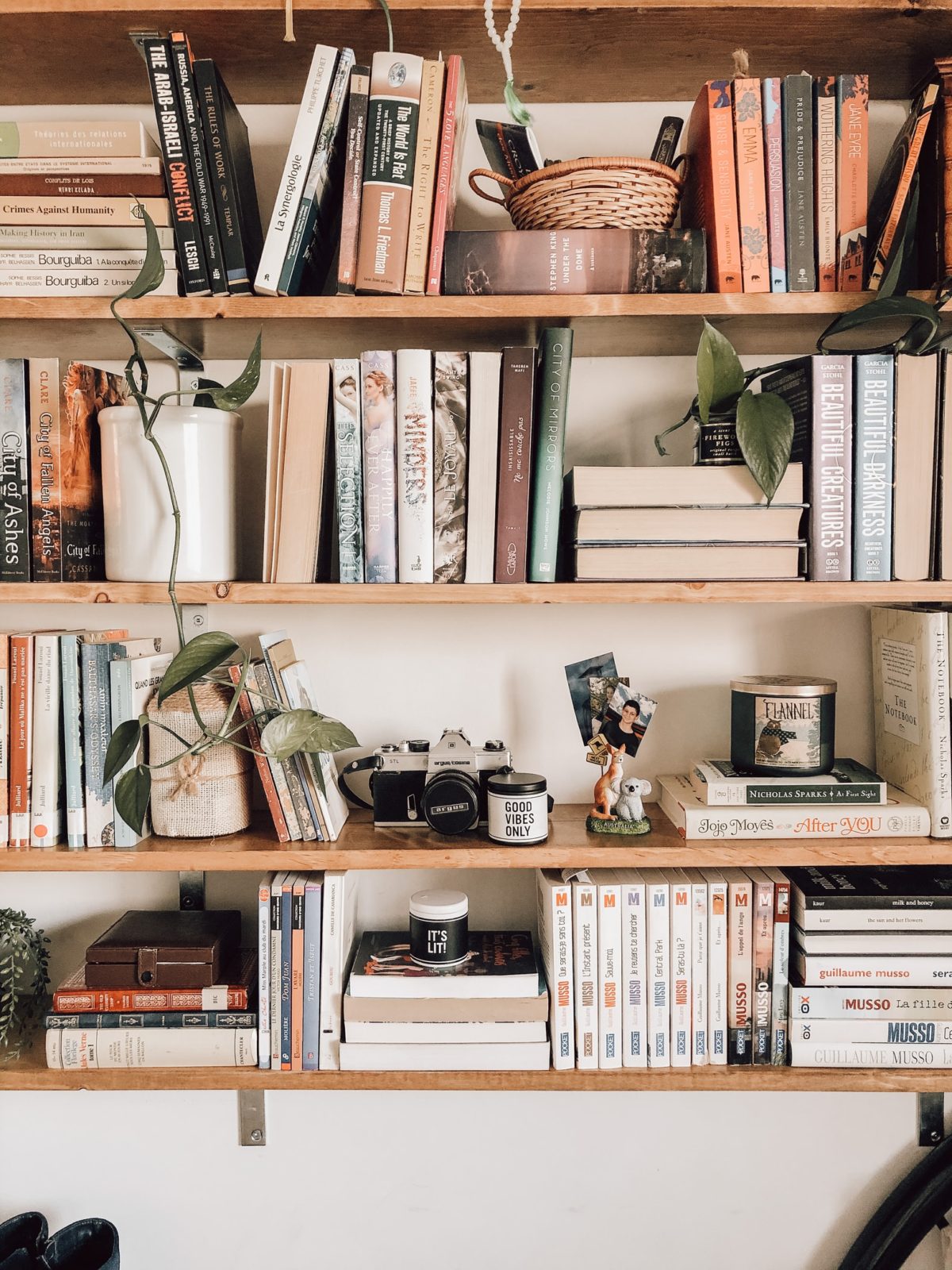 4 Foolproof Tips for Styling a Bookshelf That's Anything but Bland