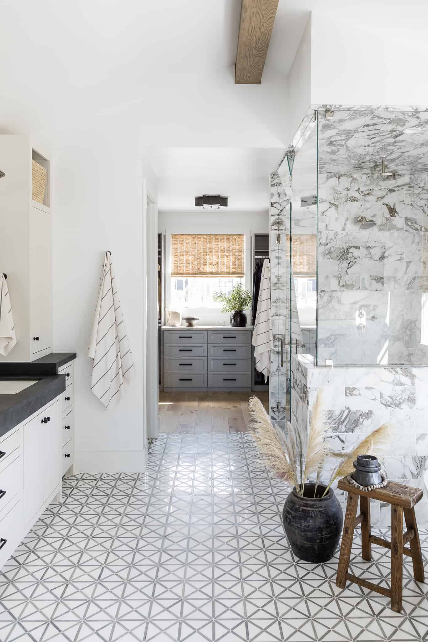60 Best Grey Tile Bathroom Ideas to Try