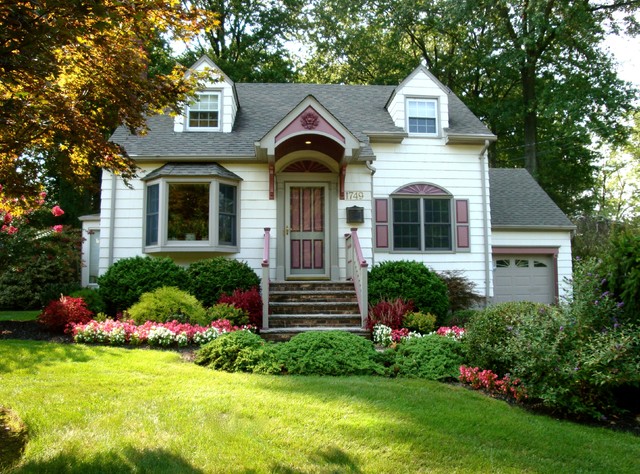 A CHARMING CAPE COD (View 1) - Traditional - Landscape - New York - by GreenKeepers Landscaping | Houzz