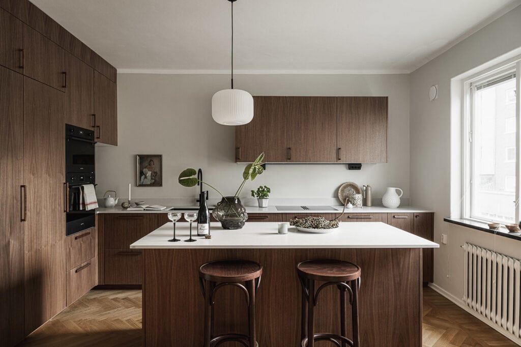A dark wood kitchen and dark accent furniture pieces for a cozy effect - COCO LAPINE DESIGNCOCO LAPINE DESIGN