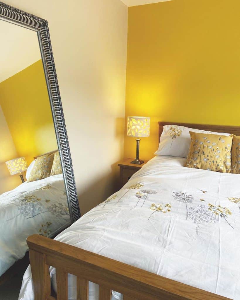 Bright and Cheerful Yellow Bedroom Decor Ideas