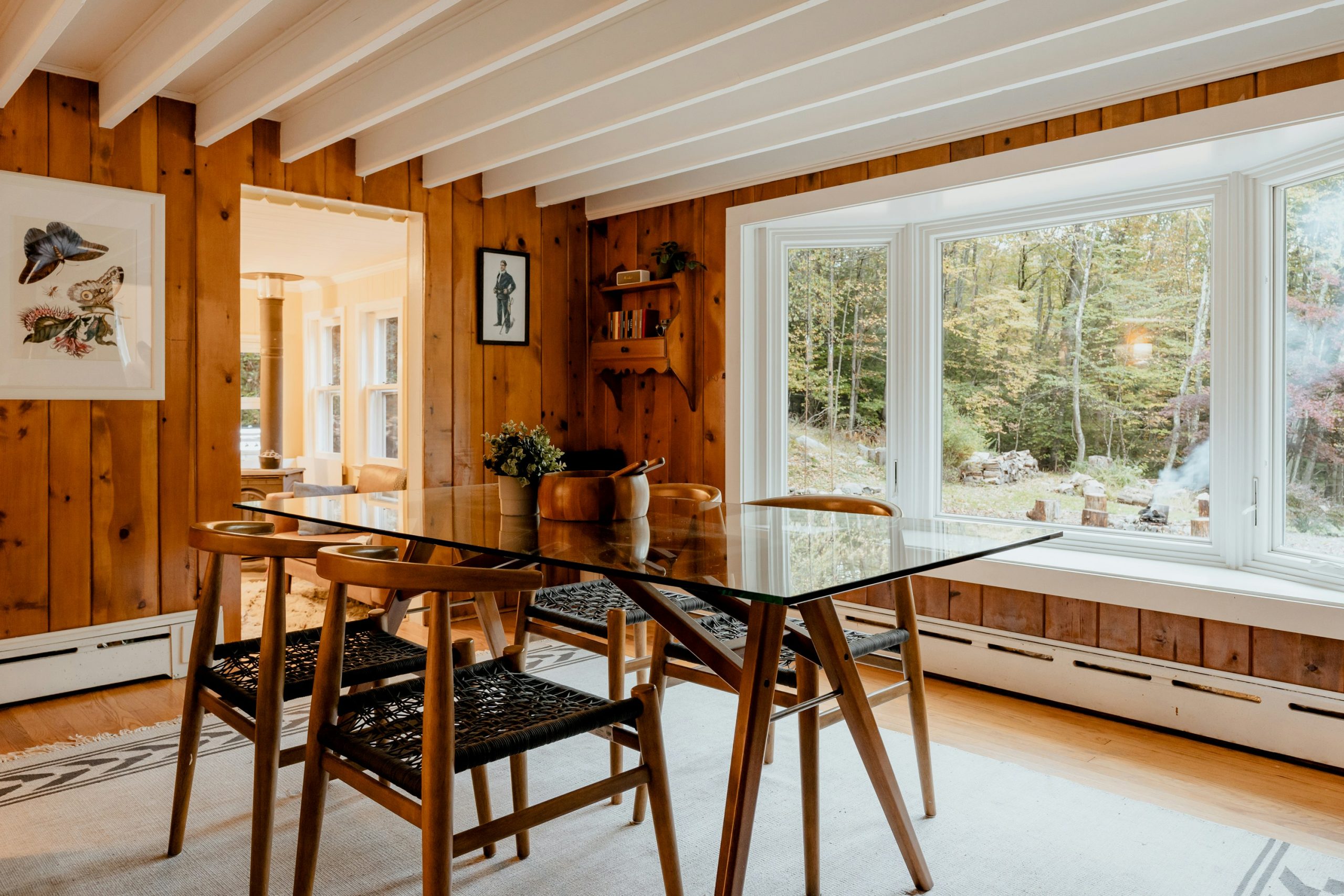 Cabin dining area 3/3 (IG: @clay.banks)