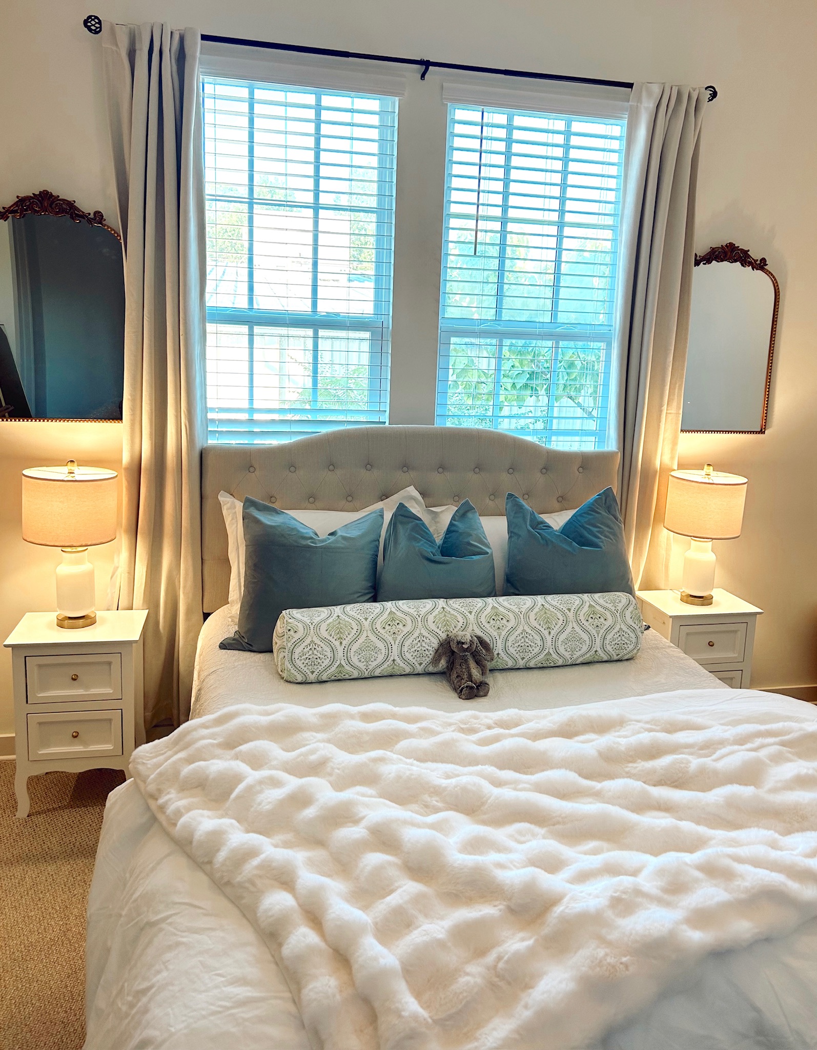 College Bedroom Ideas for Girls | First Apartment Must-Haves