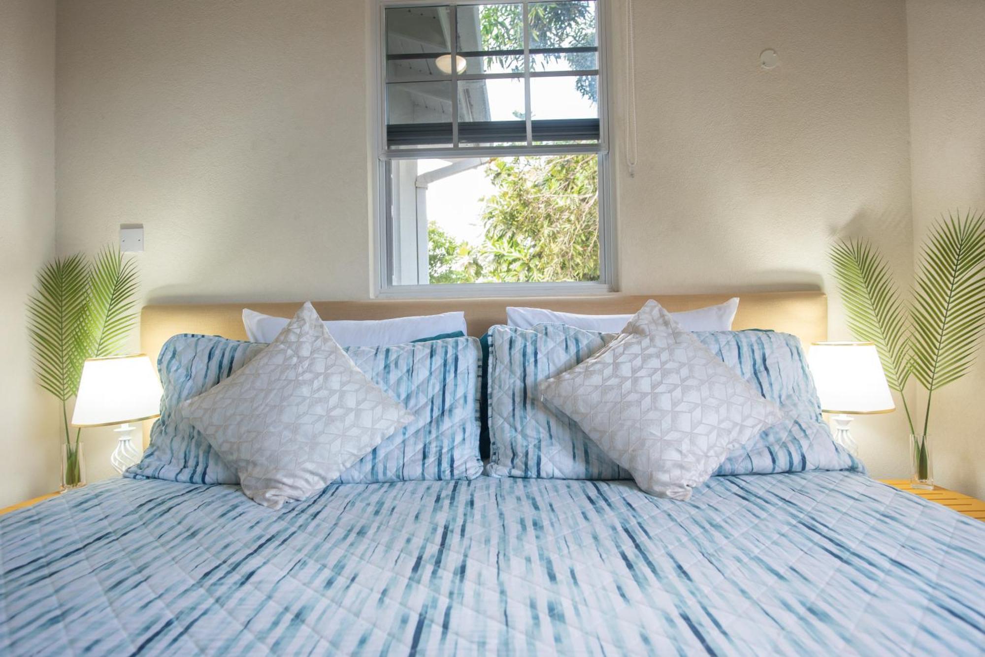 COUPLES HIDEAWAY, KING BED- 5 MINS TO BEACH & OISTINS- GOLDEN TEAL CHRIST CHURCH