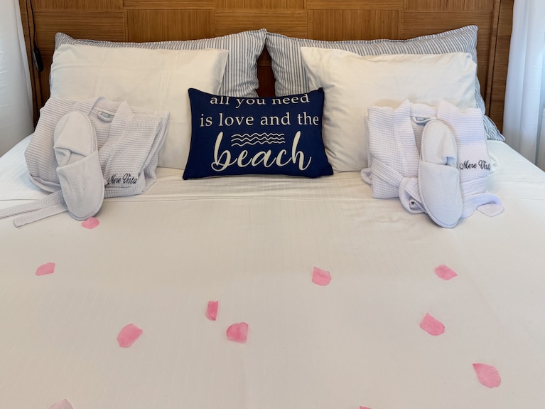 COUPLES ROMANTIC GETAWAY, OCEANFRONT, HIGH-END DECOR, ADJUST. KING, FREE PARKING - Myrtle Beach | Vrbo