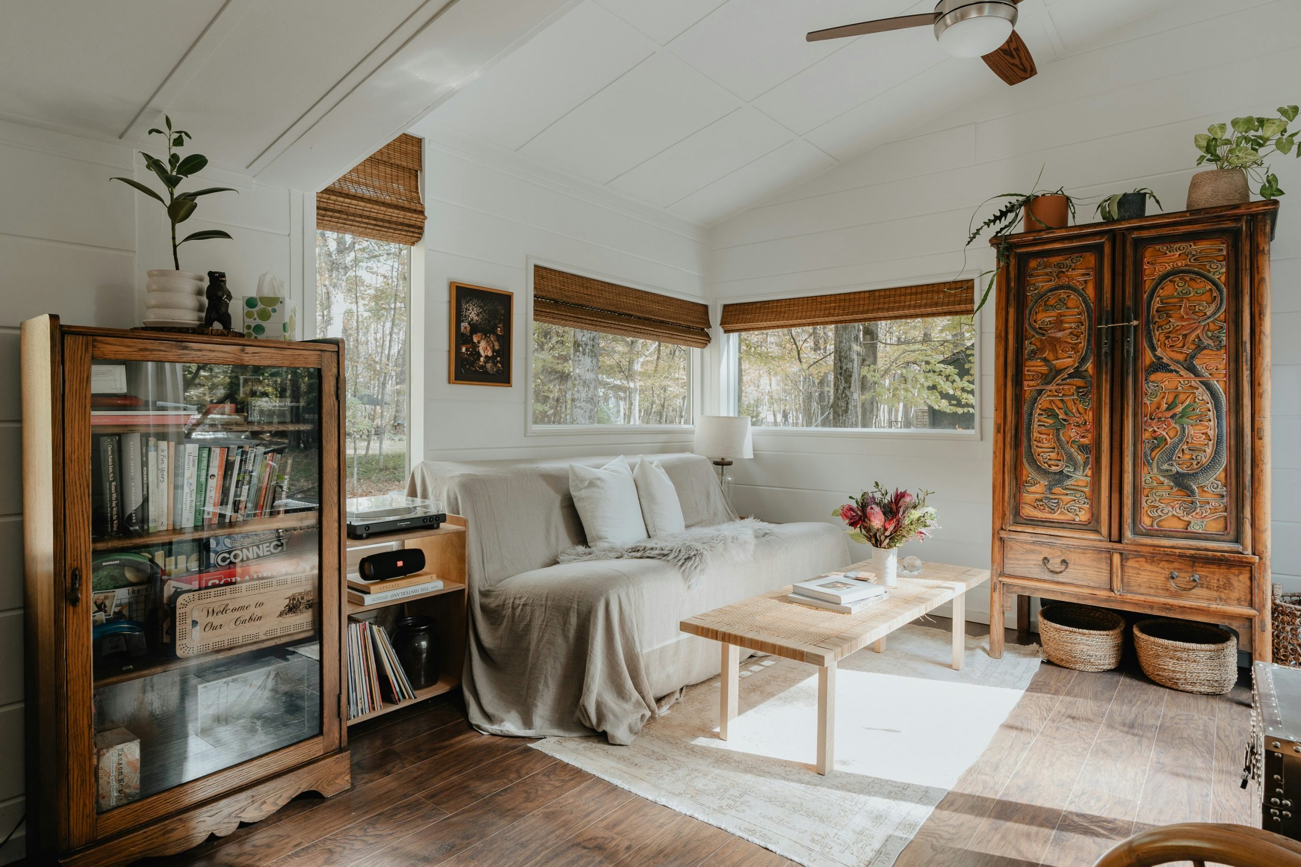 Cozy living room (IG: @clay.banks)
