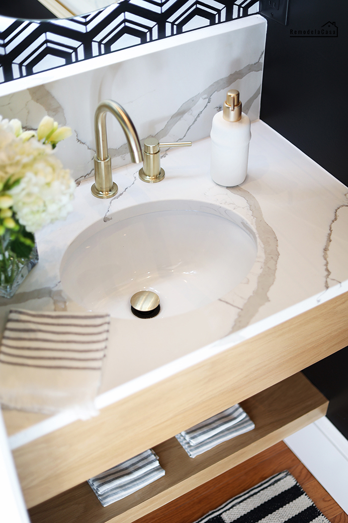 DIY - Modern Powder Room Makeover - Remodelando la Casa