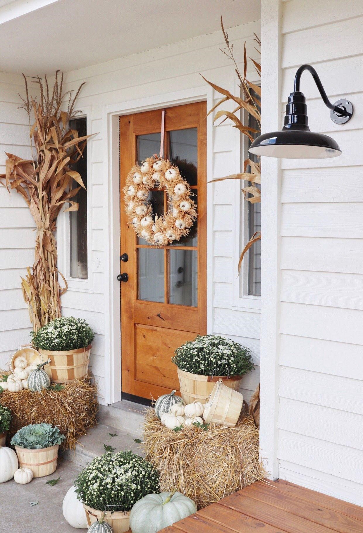Farmhouse Porches with Personality: Creative Porch Lighting Ideas