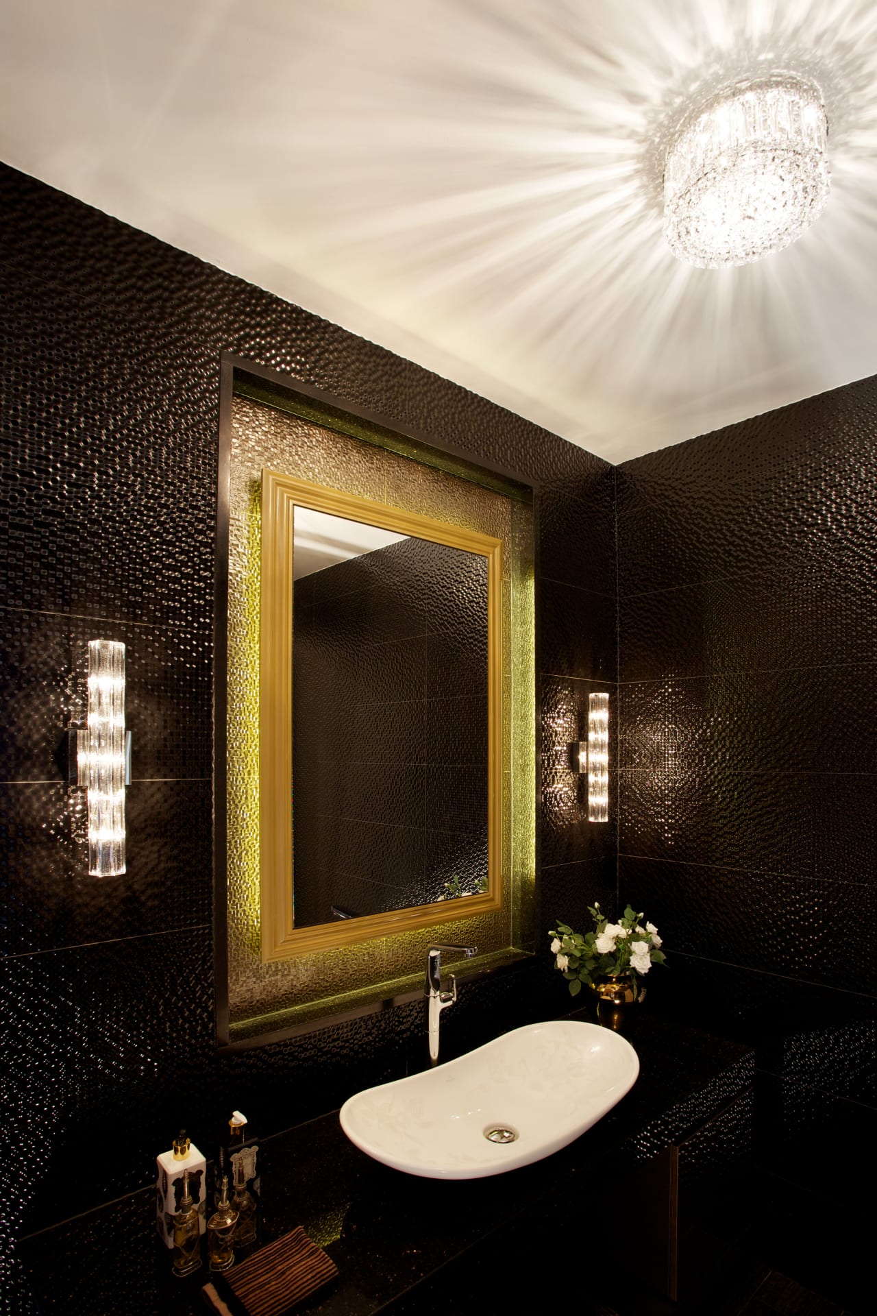 Glamorous powder room in black and gold | Trends