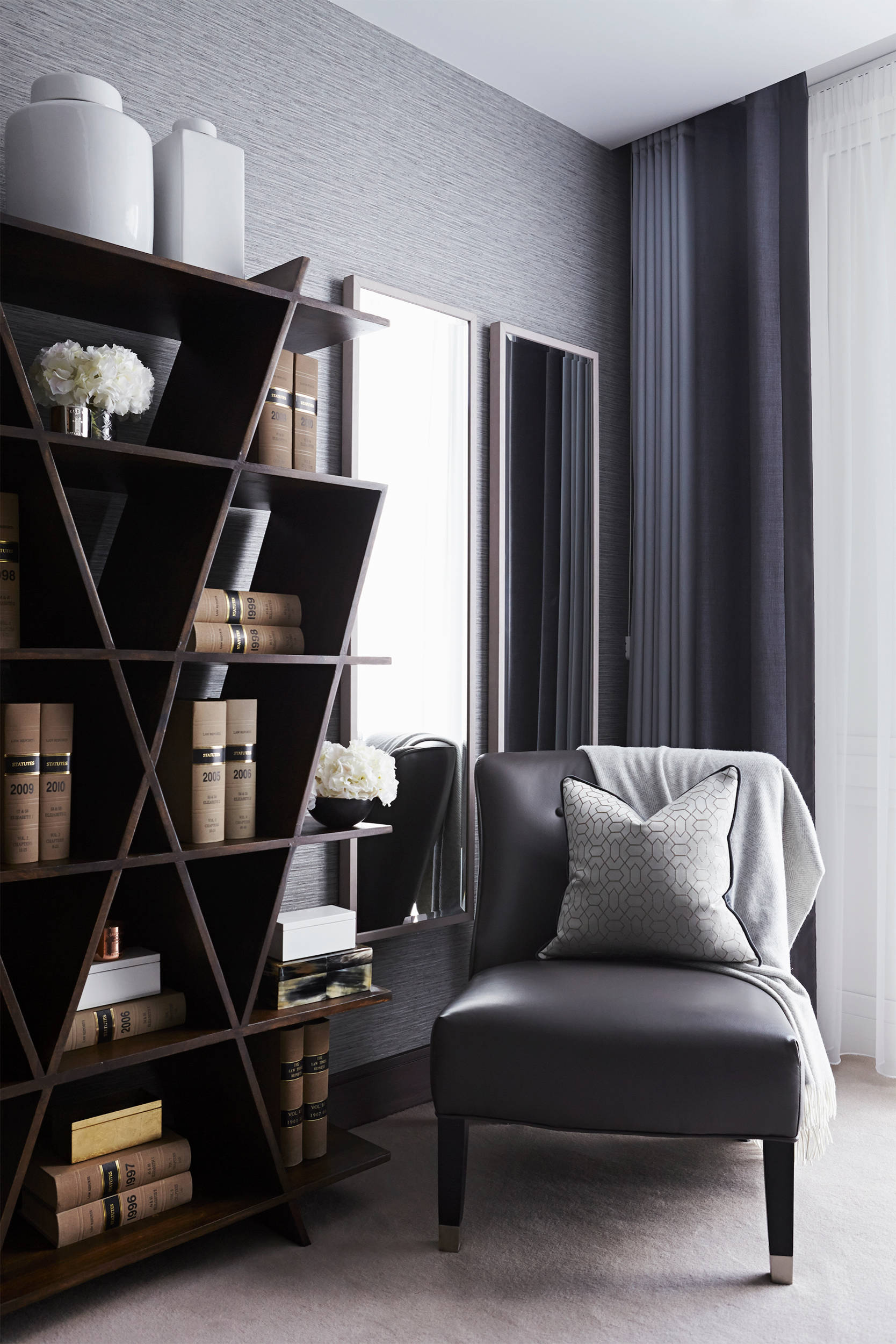 How to decorate a bookshelf