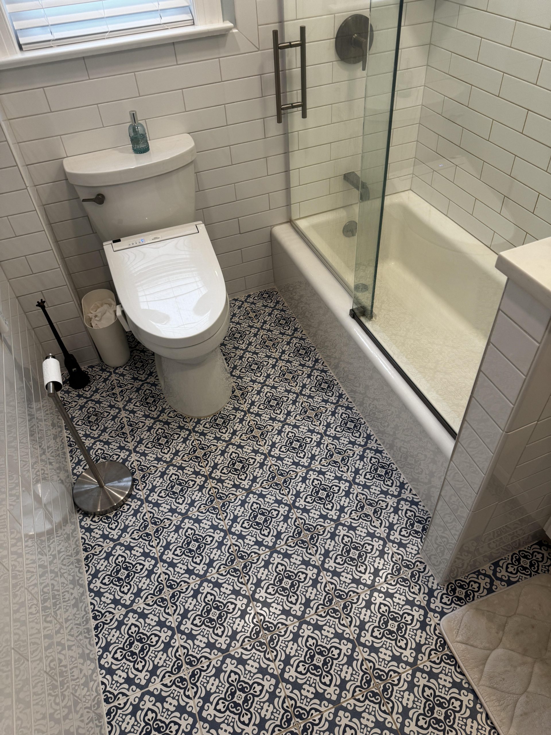 How would you handle the bath mat situation in this bathroom? : r/HomeDecorating
