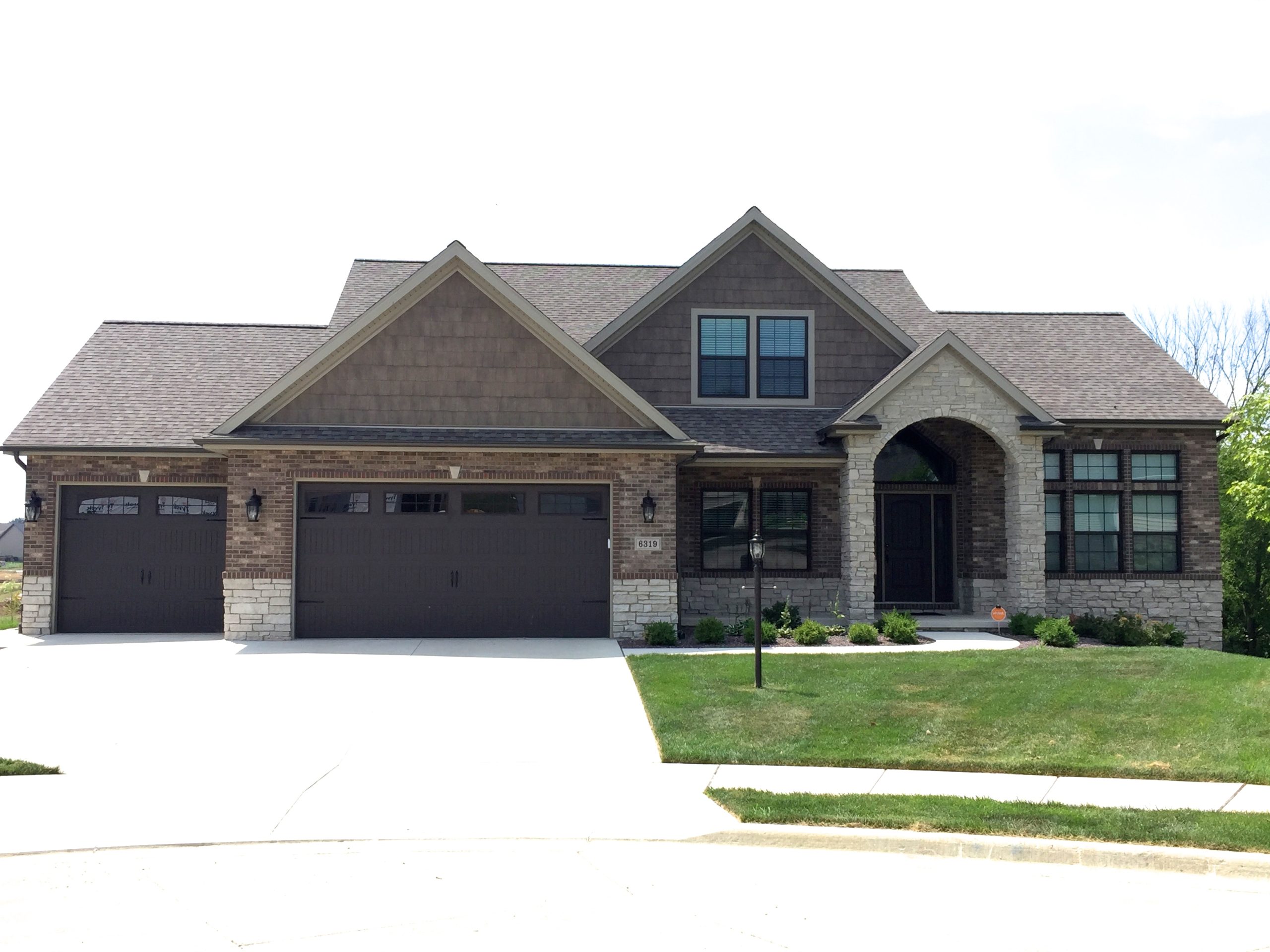 mastic-rugged-canyon-dark-brown-siding-cabin-cedar-shakes-clay-trim-certainteed-landmark-weathered-wood-roof-in-edwards-il – Carlson Exteriors Inc.