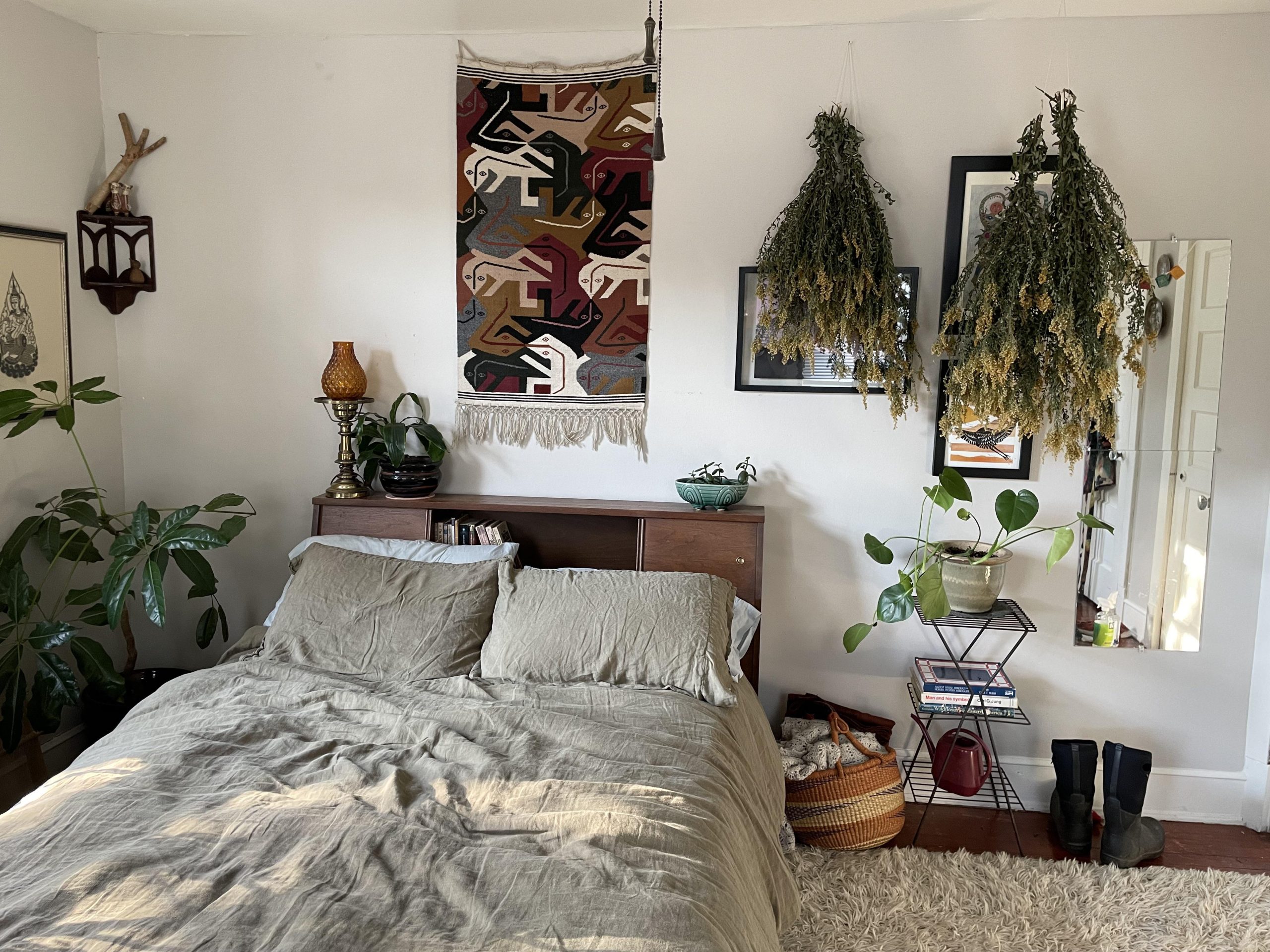 Mid century inspired bedroom (on a gardeners budget) : r/solarpunk