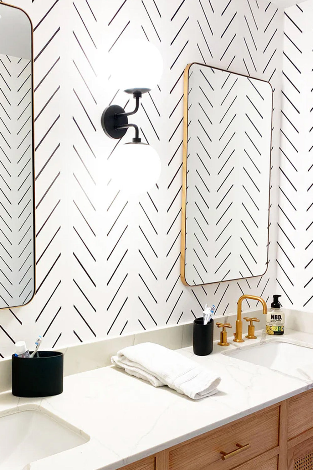 Modern Vibes: Simple White Coastal Bathroom Ideas | Livettes Wallpaper