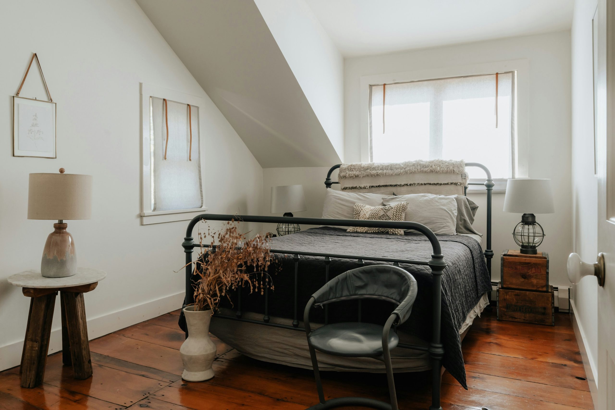 Neutral tone bedroom (IG: @clay.banks)