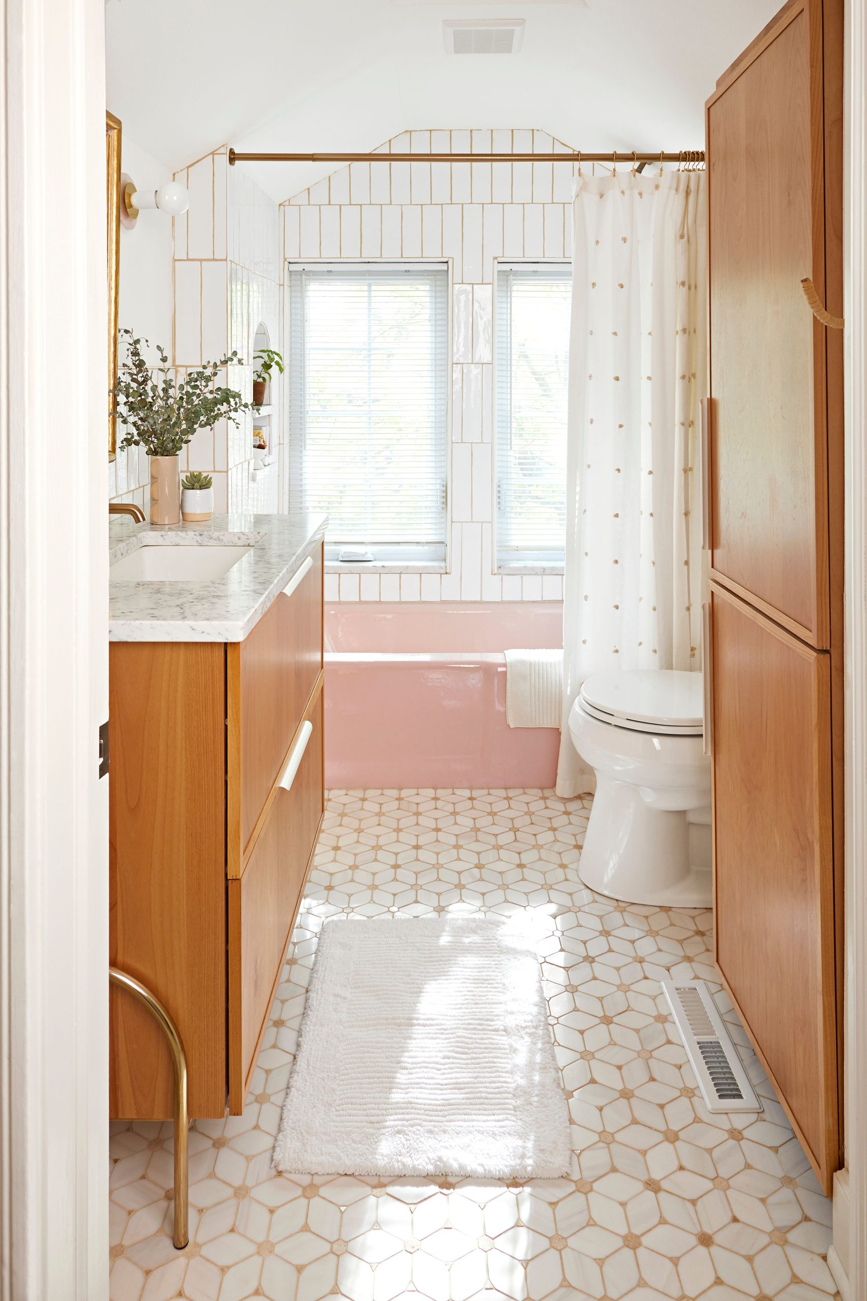 Small Bathrooms, Big Changes: Budget Remodels That Maximize Every Inch