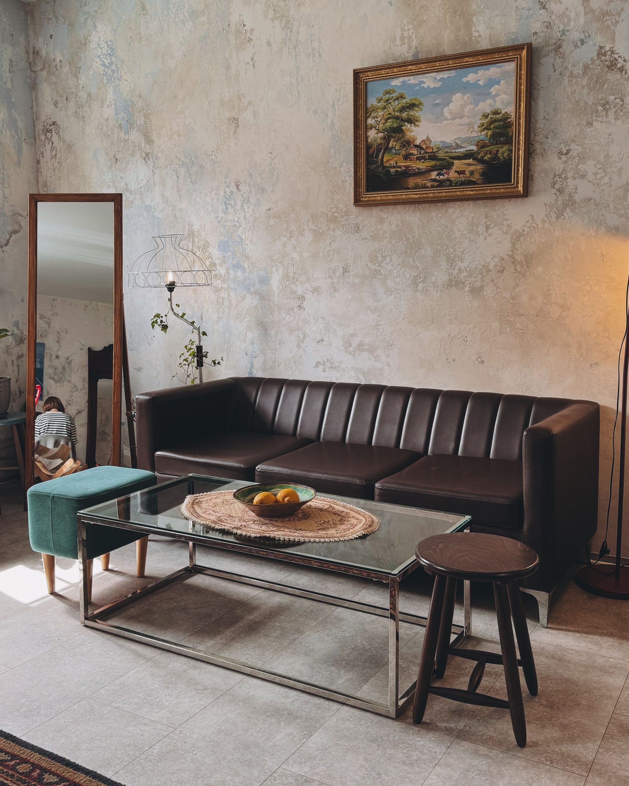 Stylish rustic living room in Minsk featuring modern furniture and warm lighting for a cozy atmosphere.