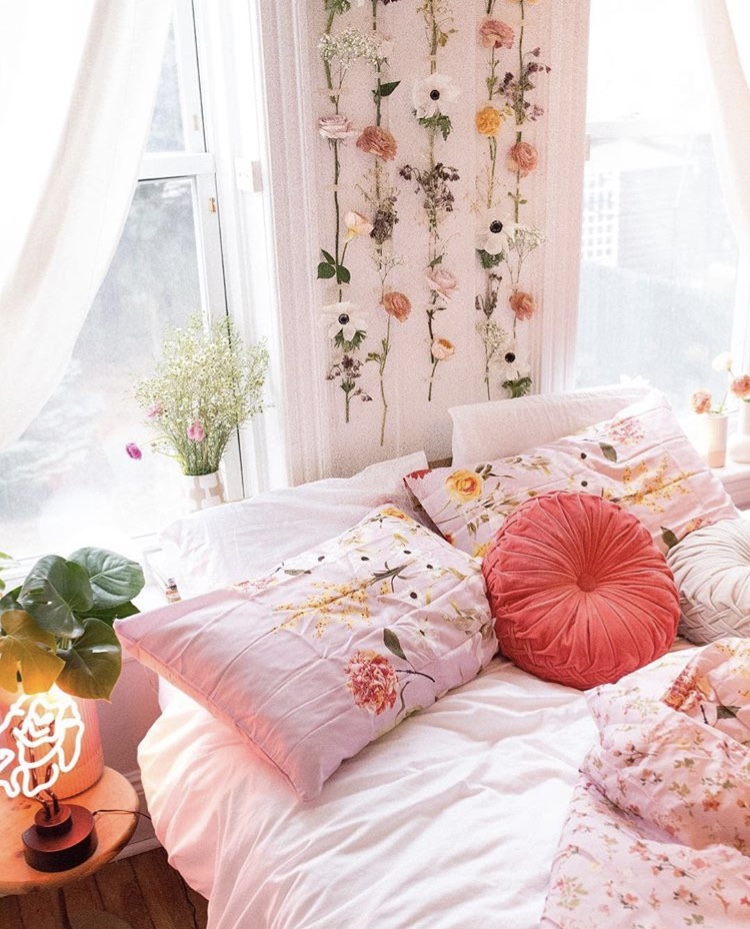 The Best and Easy Girly Girl College Dorm Decor Ideas