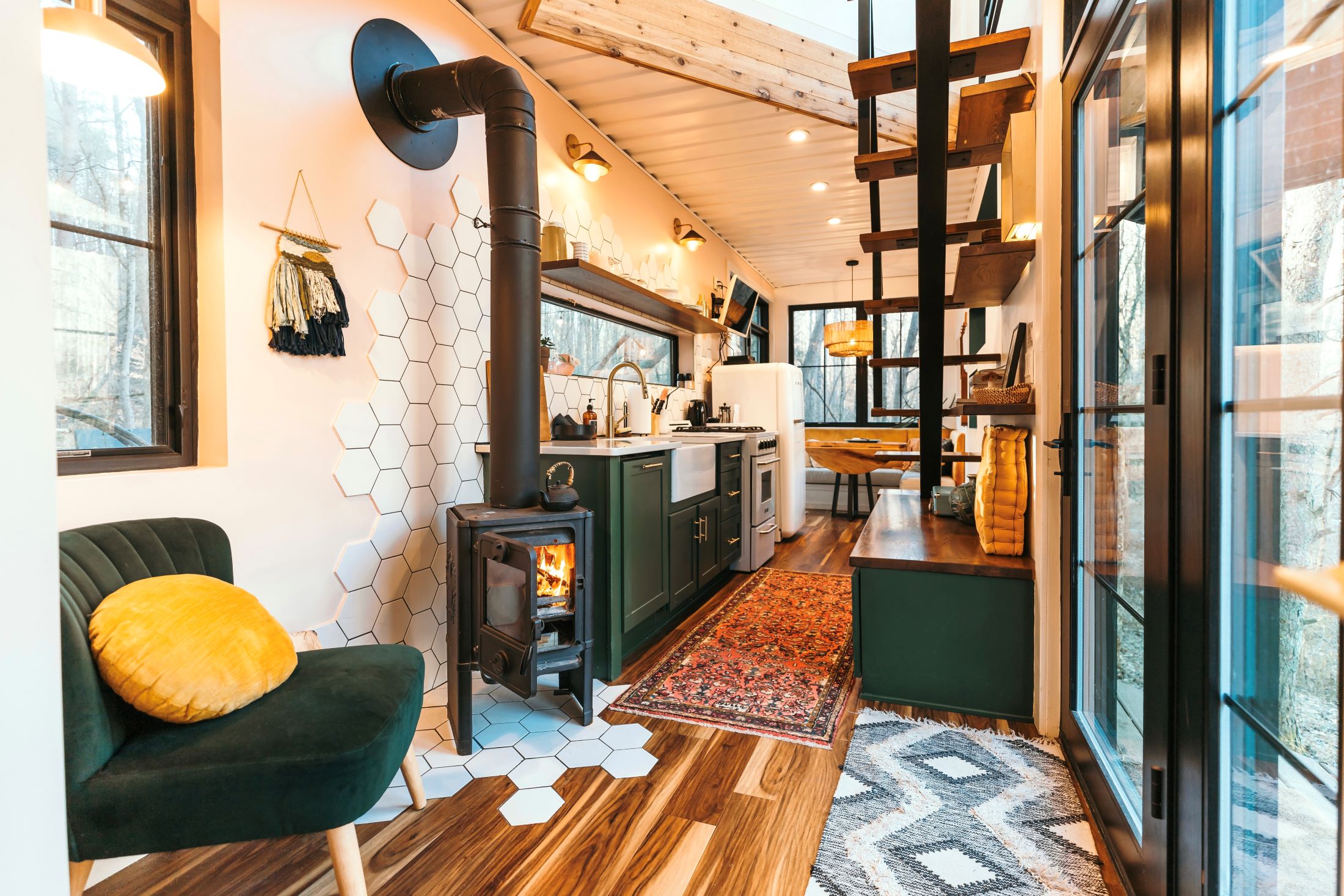 The Boho Box Hop Shipping Container Home Is the Perfect Setting for a Couple's Getaway - autoevolution